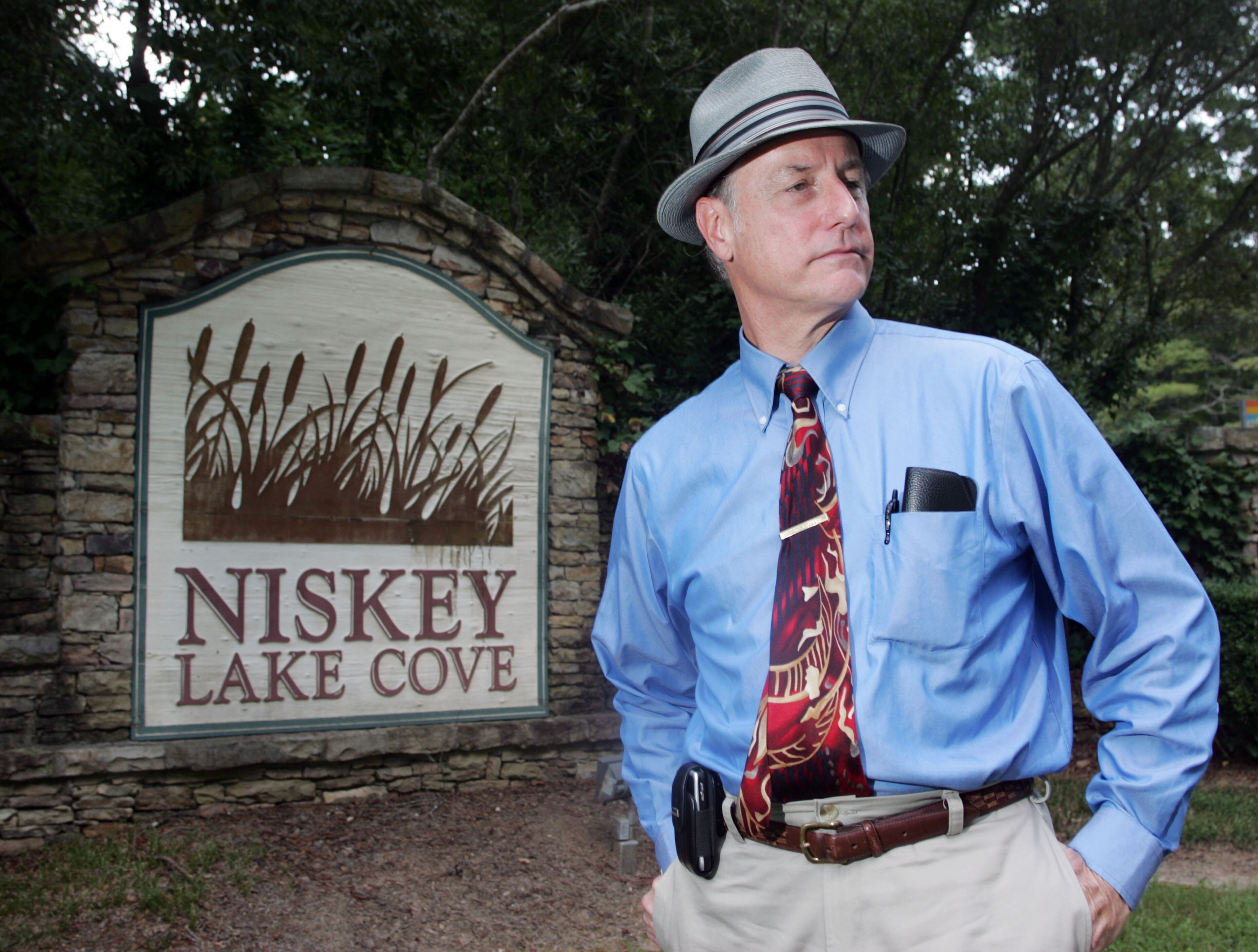 Retired Atlanta homicide detective Danny Agan talks at the entrance to Niskey Lake Cove subdivision off Niskey Lake Road in Southwest Atlanta, near where the first two bodies linked to the Atlanta child murders were found. (Phil Skinner/AJC)