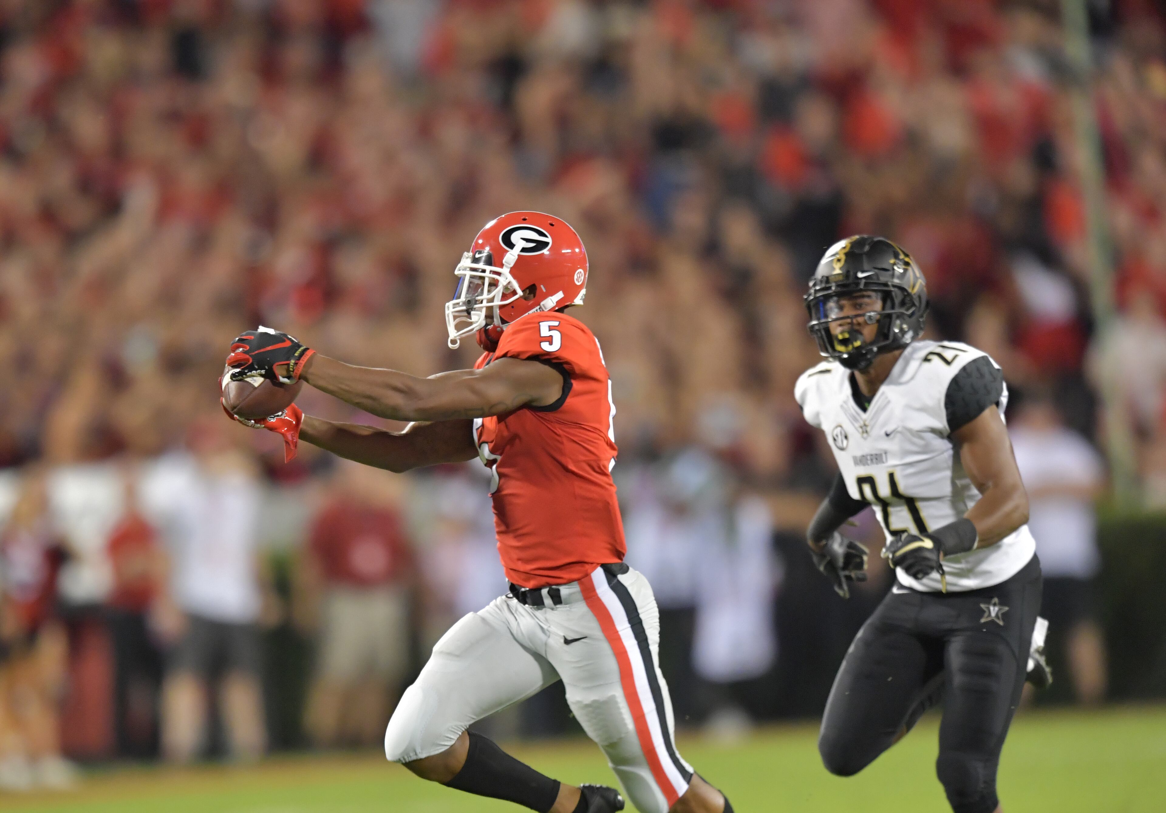 October 6, 2018 Athens - Georgia wide receiver Terry Godwin (5) catches the touchdown pass in the first half during a NCAA college football game at Sanford Stadium in Athens on Saturday, October 6, 2018. HYOSUB SHIN / HSHIN@AJC.COM