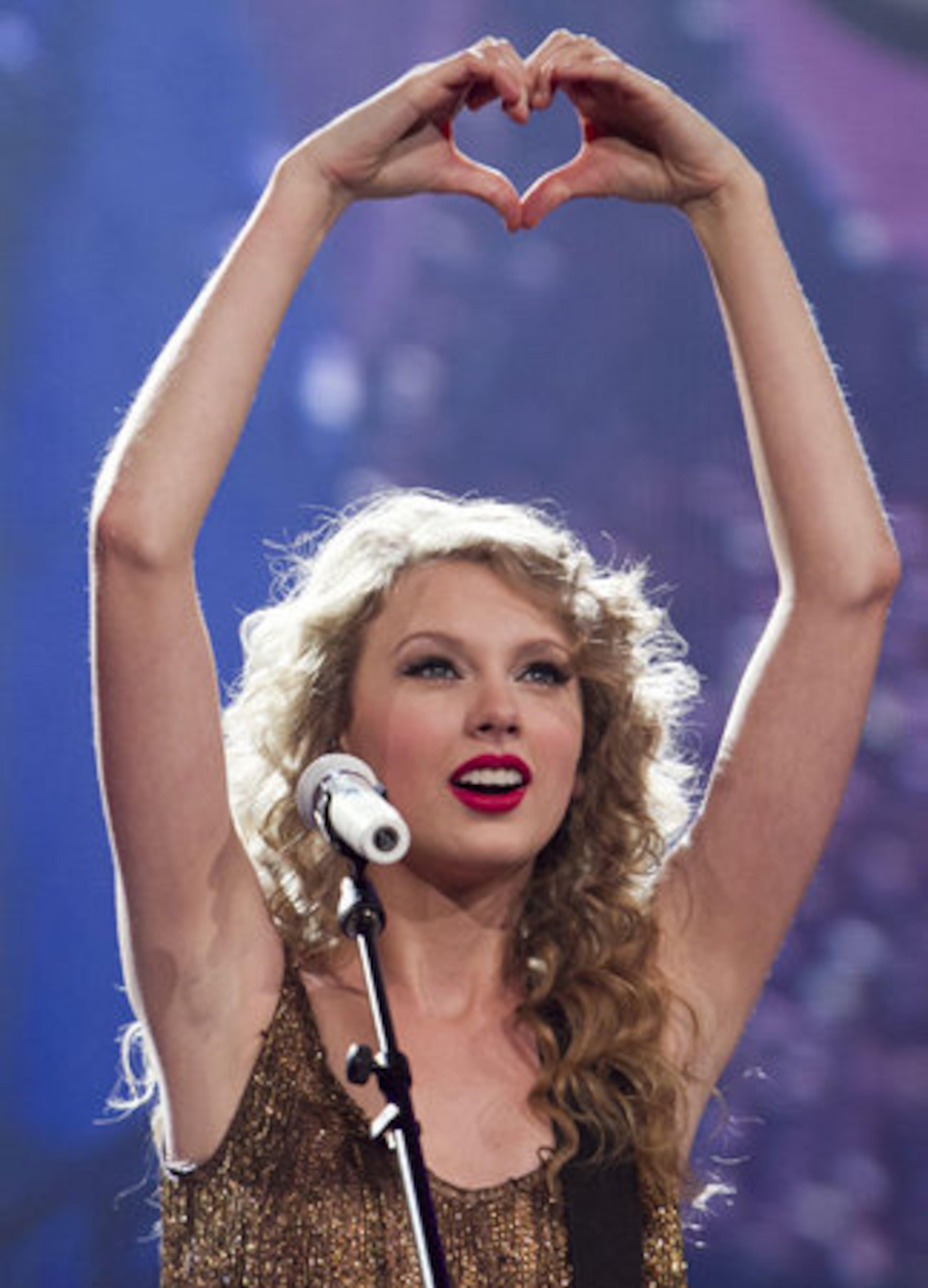 Swift forms a heart with her hands as she performs the song "Mine."
