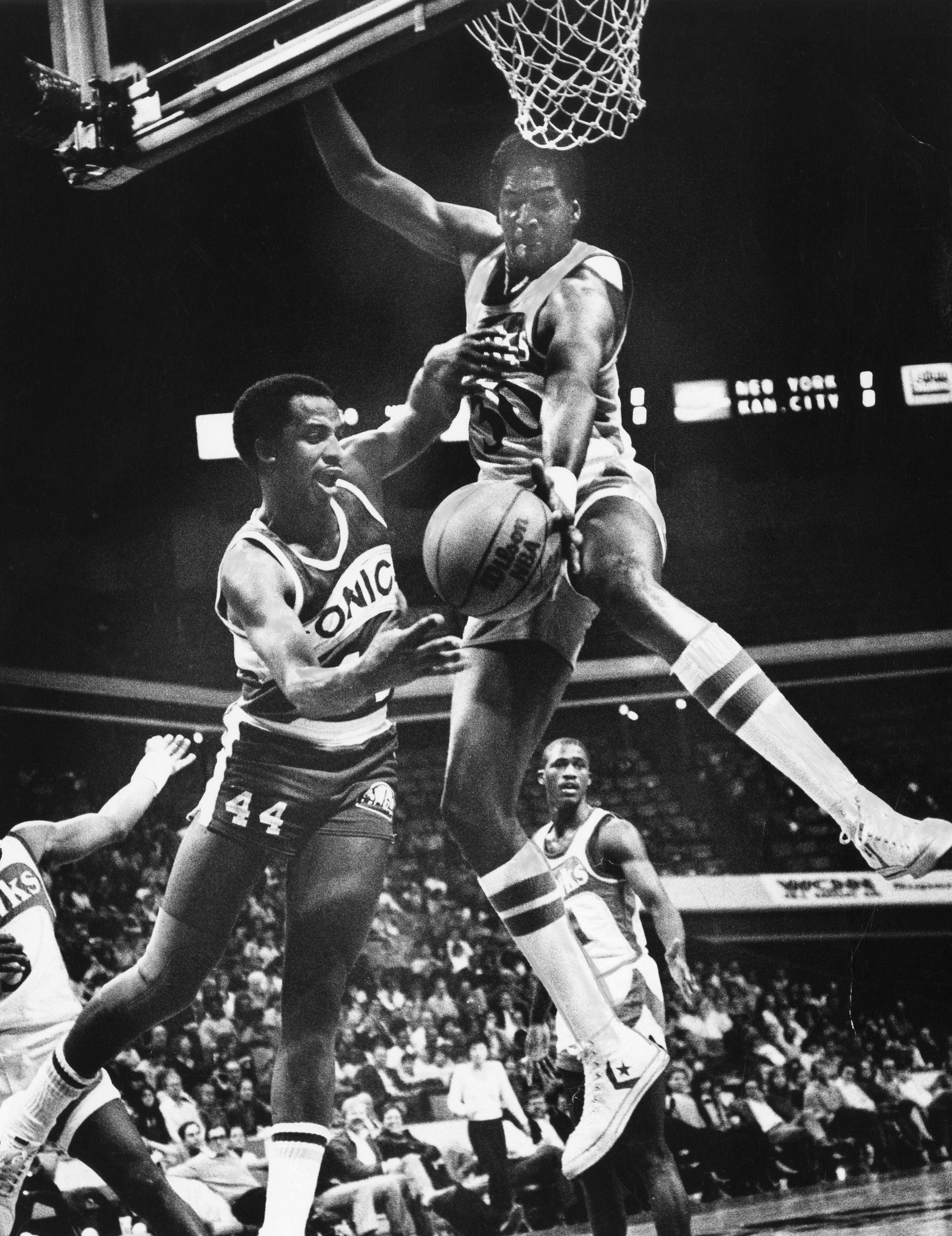 Wayne "Tree" Rollins battles David Thompson for a loose ball. AJC file photo