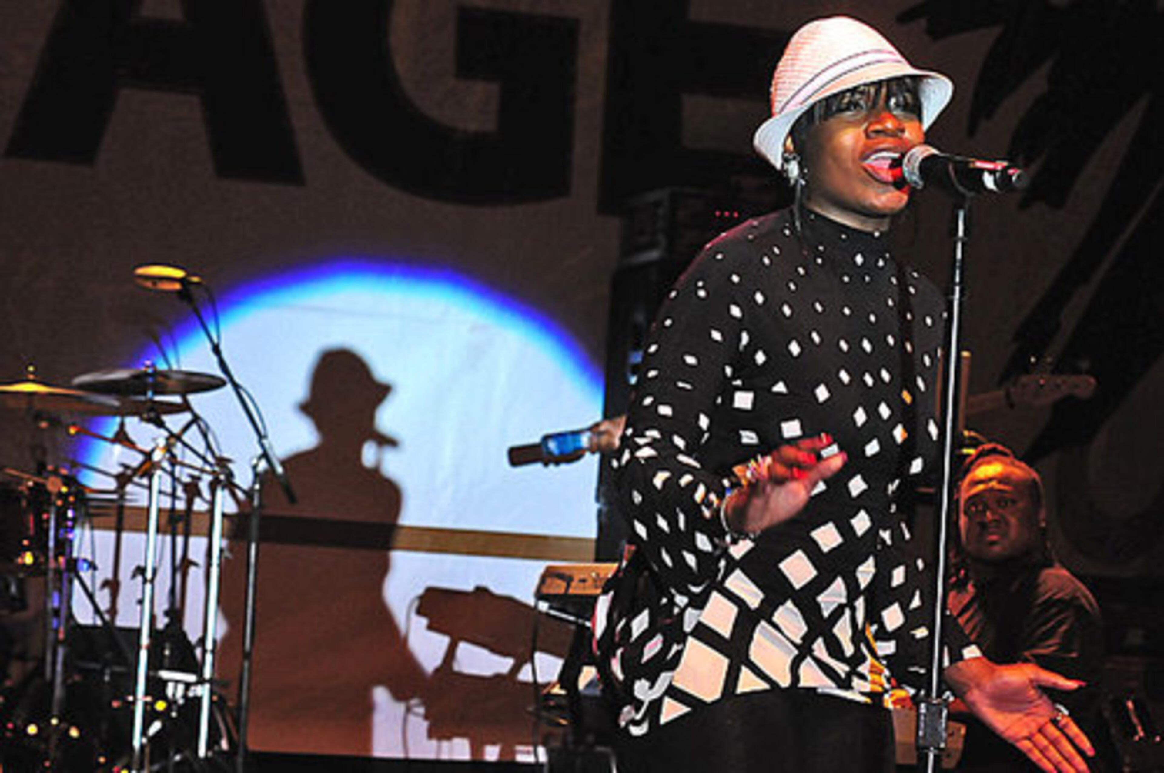 Fantasia finished the show back on the stage with a hat that she borrowed from someone in the audience.