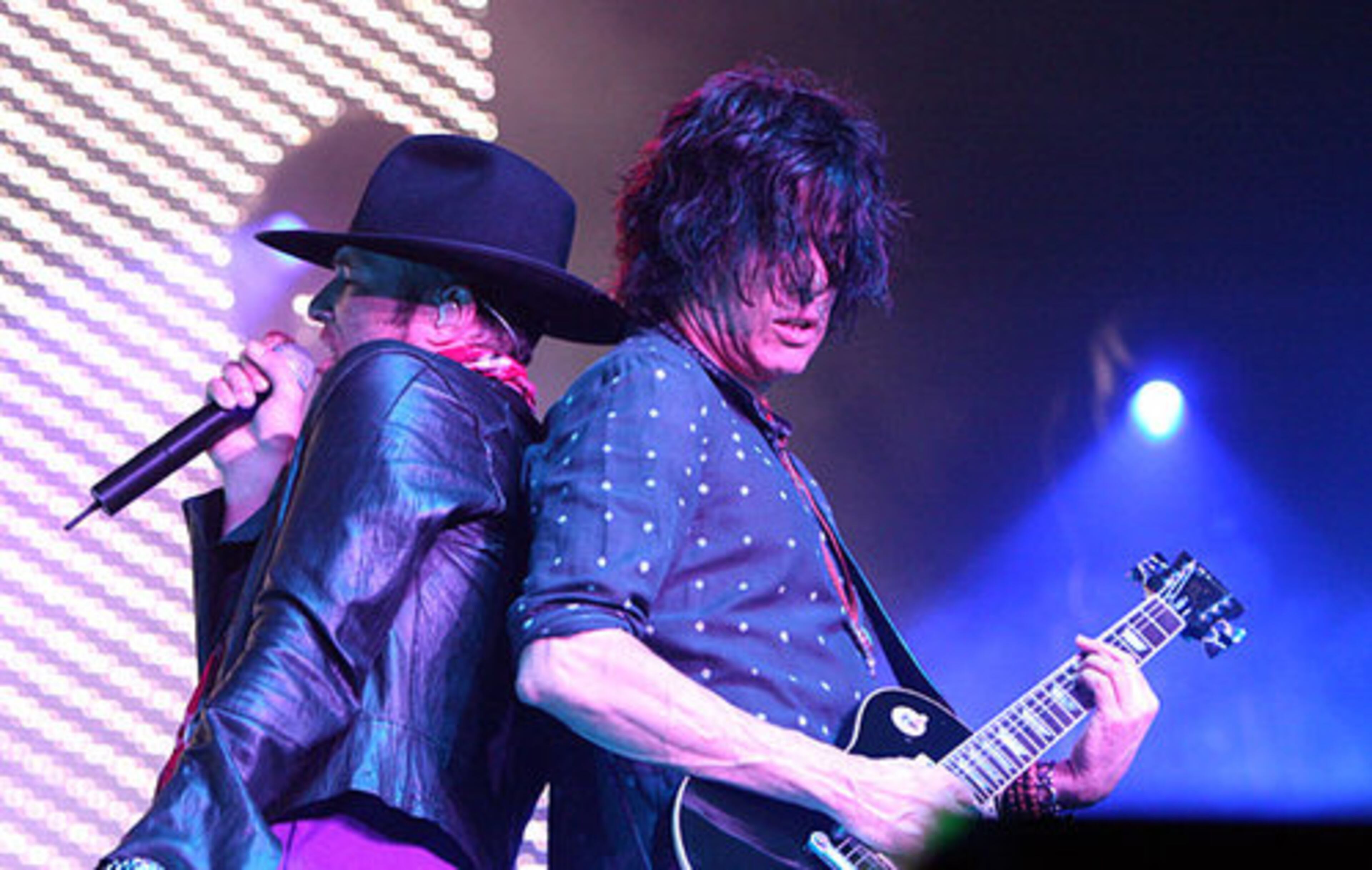 Scott Weiland and Dean DeLeo go back-to-back on a number at Verizon.