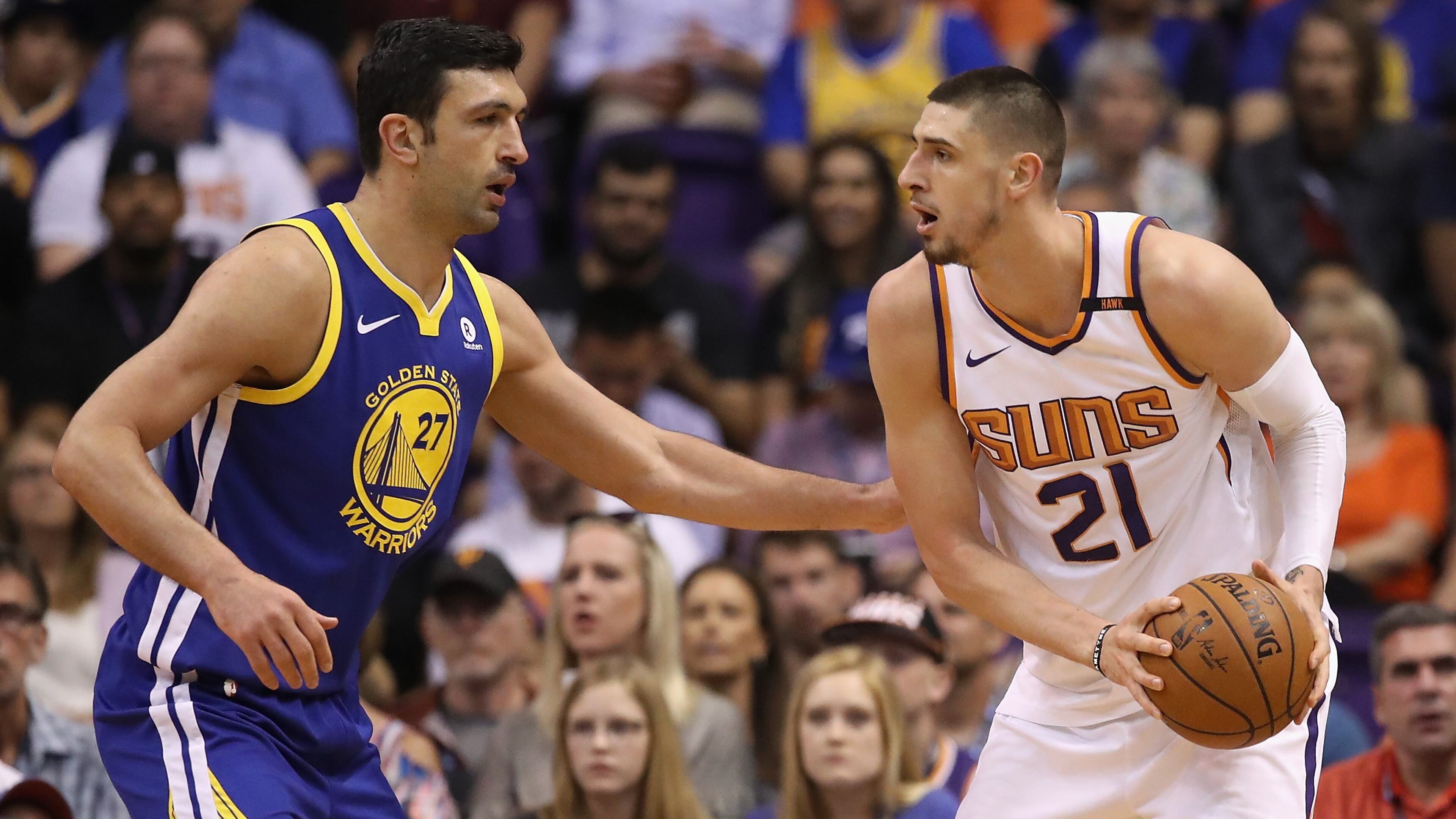 PHOENIX, AZ - APRIL 08: Alex Len #21 of the Phoenix Suns looks to pass around Zaza Pachulia #27 of the Golden State Warriors during the first half of the NBA game at Talking Stick Resort Arena on April 8, 2018 in Phoenix, Arizona. NOTE TO USER: User expressly acknowledges and agrees that, by downloading and or using this photograph, User is consenting to the terms and conditions of the Getty Images License Agreement. (Photo by Christian Petersen/Getty Images)