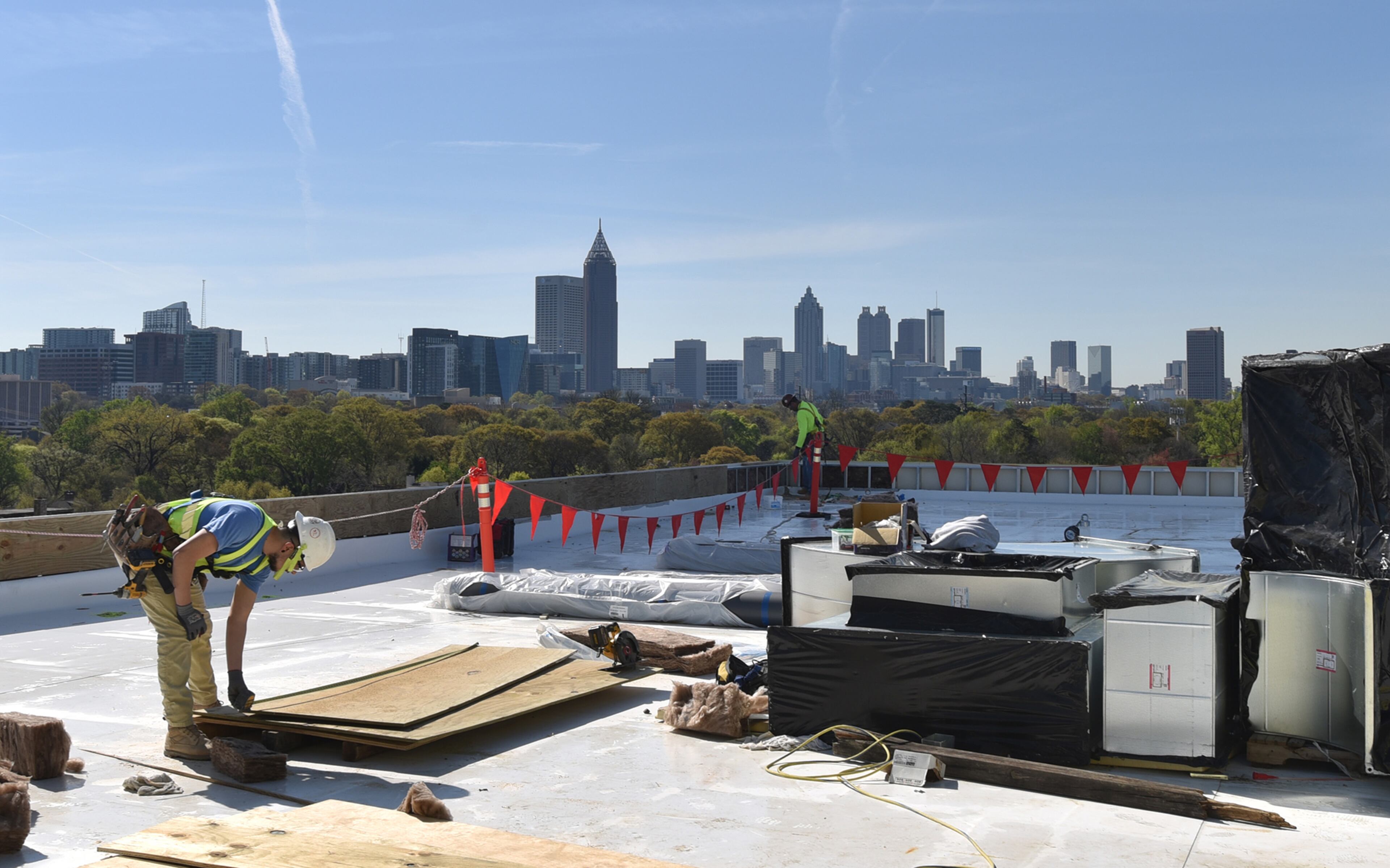 April 3, 2019 Atlanta - Construction crew works on the rooftop of T3 West Midtown construction site in Atlantic Station on Wednesday, April 3, 2019. T3 West Midtown is new generation of heavy timber building that redefines the standard for the modern creative office. Mega developer Hines, which owns Atlantic Station, is building a timber-framed office building in Midtown. Itââ¬â¢s the only office building of its type known to be under construction in the metro area. HYOSUB SHIN / HSHIN@AJC.COM