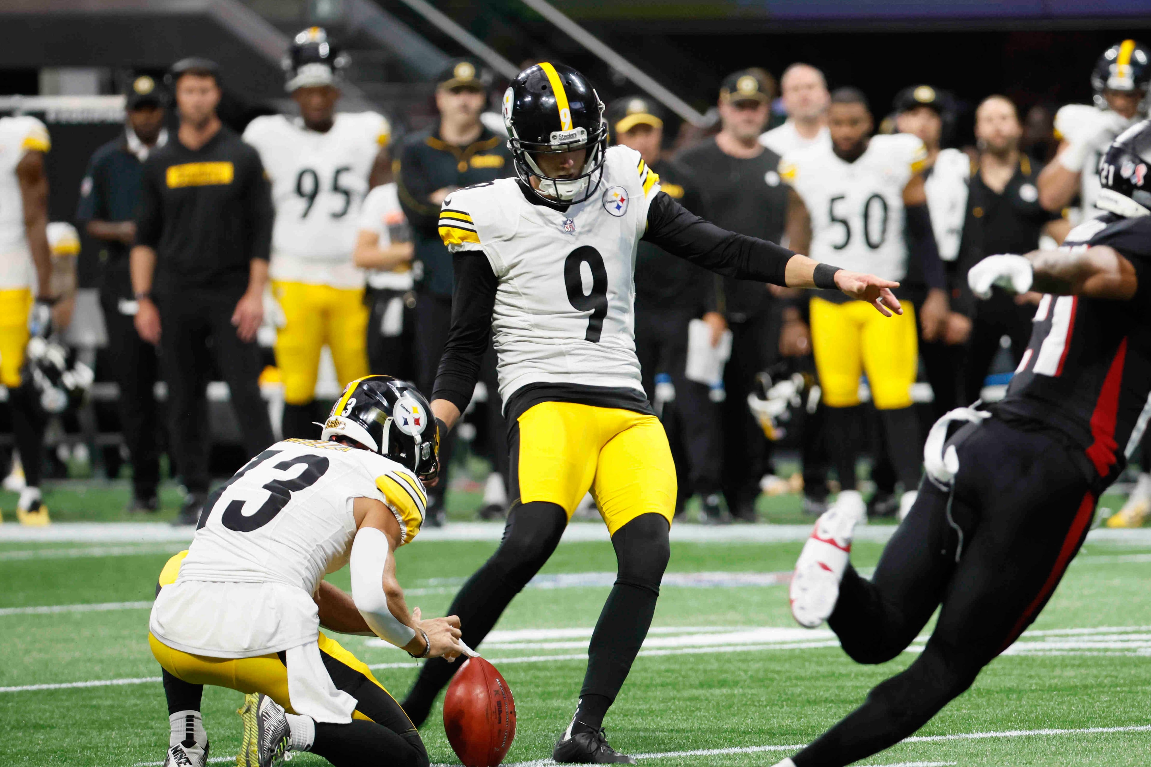 Pittsburgh Steelers place kicker Chris Boswell (9) kicks one of his six field goals to beat the Atlanta Falcons 18-10 on Sunday, Sept. 8, at Mercedes-Benz Stadium in Atlanta.
(Miguel Martinez/ AJC)