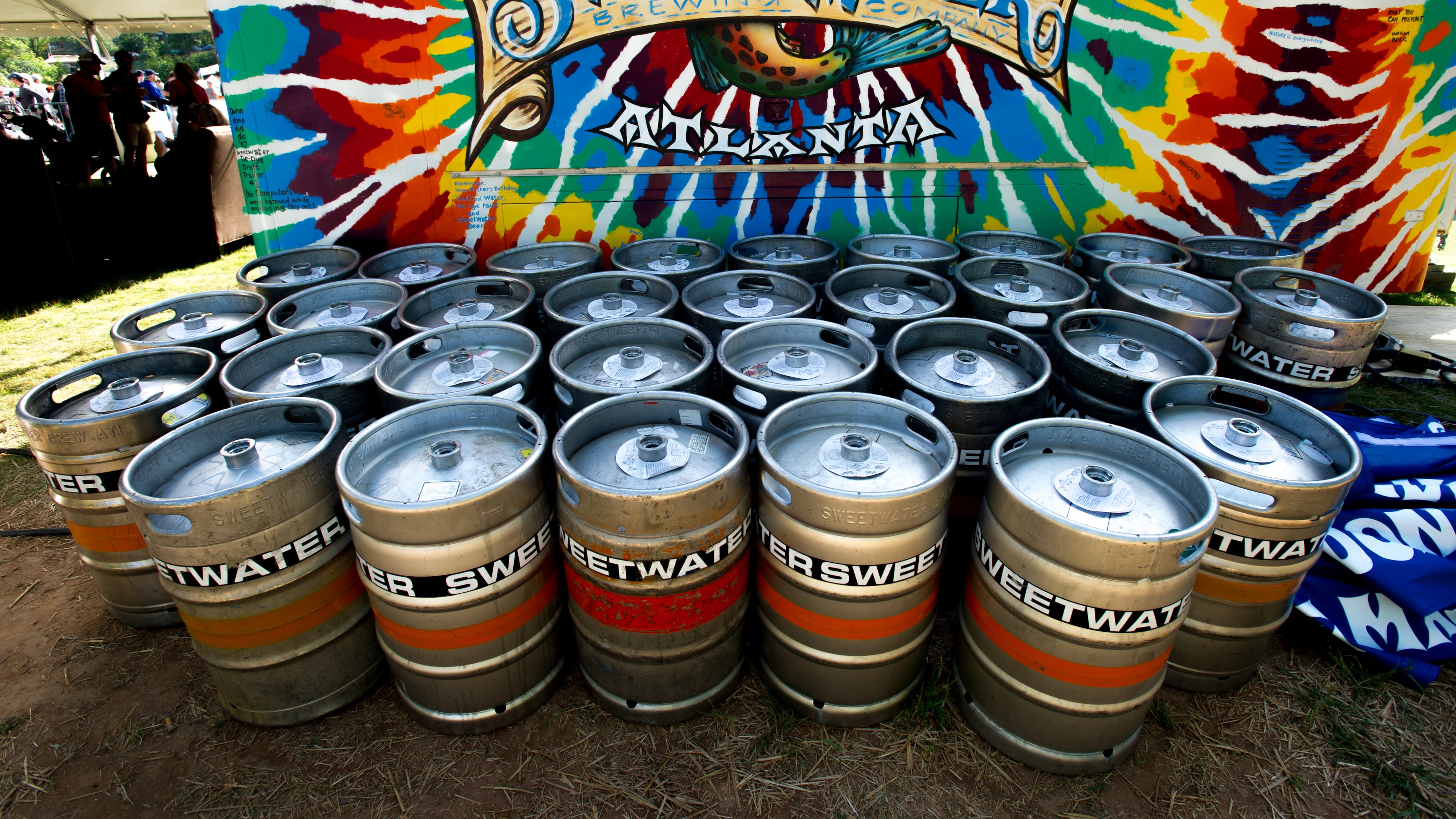 CONCOURSE B (B31) -- SweetWater Last Cast Bar & Grill: The spot serves some of SweetWater's most popular brews and a casual food menu with grab-and-go items including pretzel bites with 420 Extra Pale Ale mustard sauce and creole shrimp hoagies