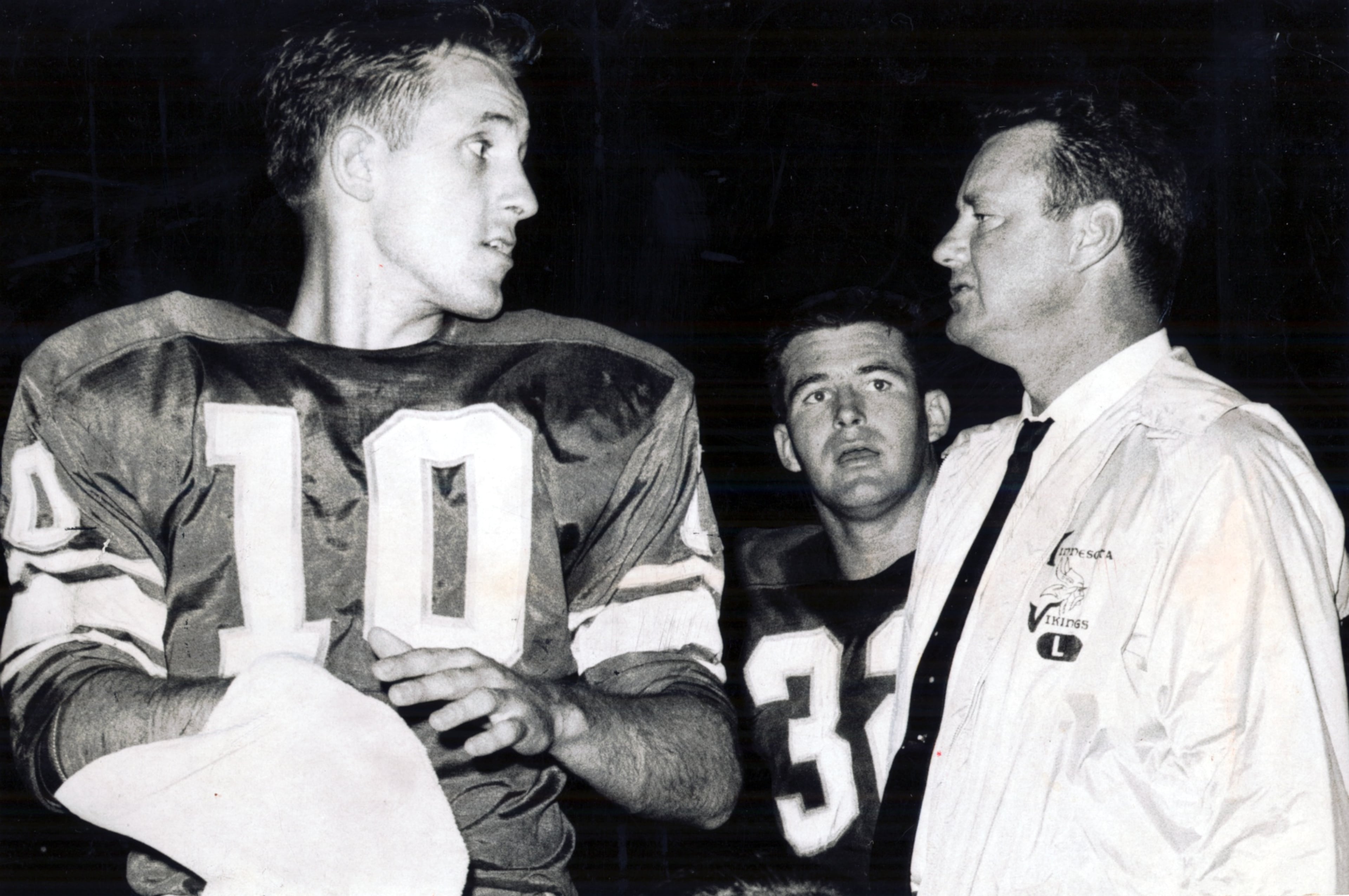 Minnesota Vikings quarterback Fran Tarkenton (left) checks with coach Norm Van Brocklin on the sidelines in 1964. (Kirk Wooster/AJC staff)