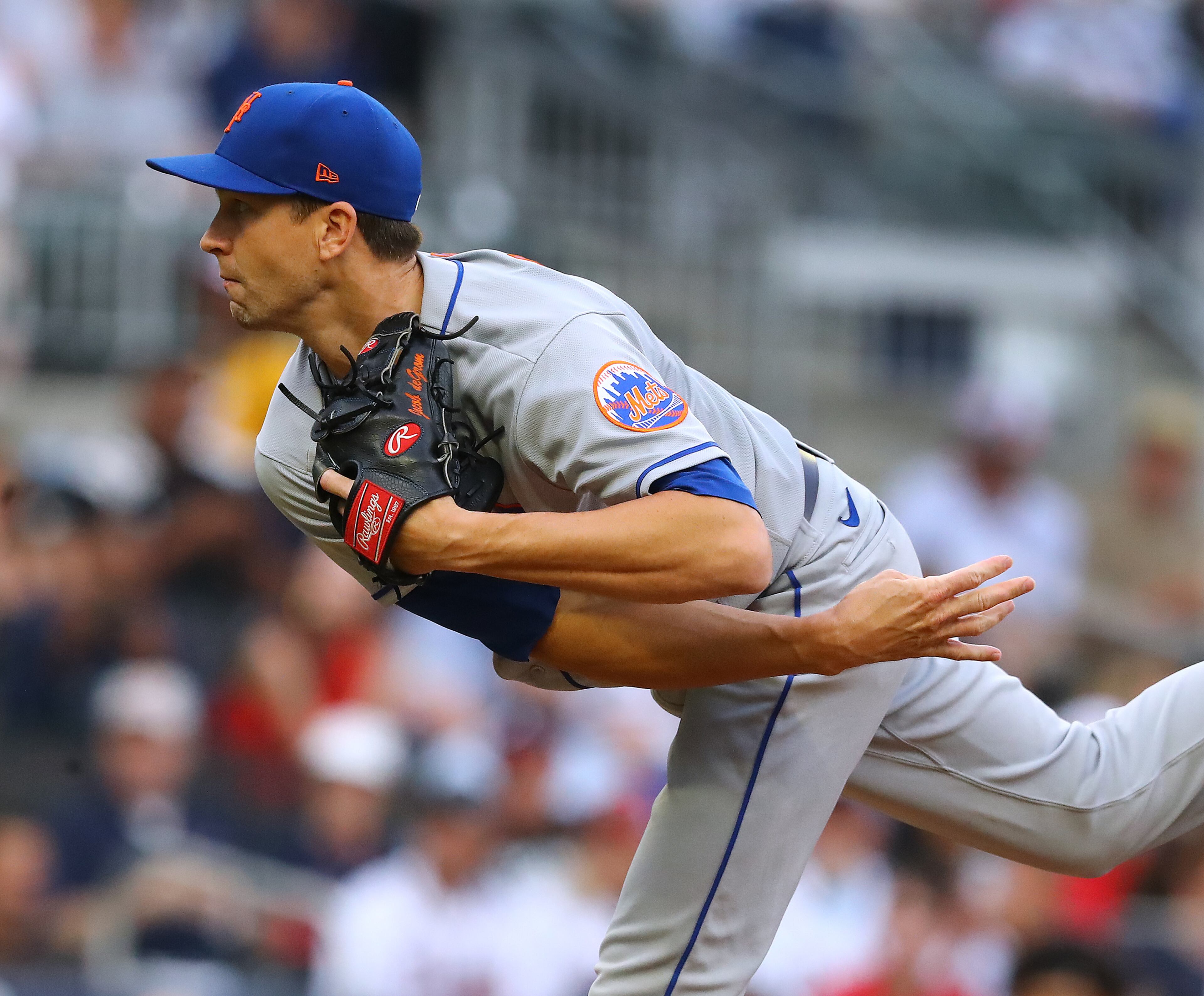 081822 Atlanta: New York Mets starting pitcher Jacob deGrom delivers against the Atlanta Braves during the first inning in a MLB baseball game on Thursday, August 18, 2022, in Atlanta. “Curtis Compton / Curtis Compton@ajc.com