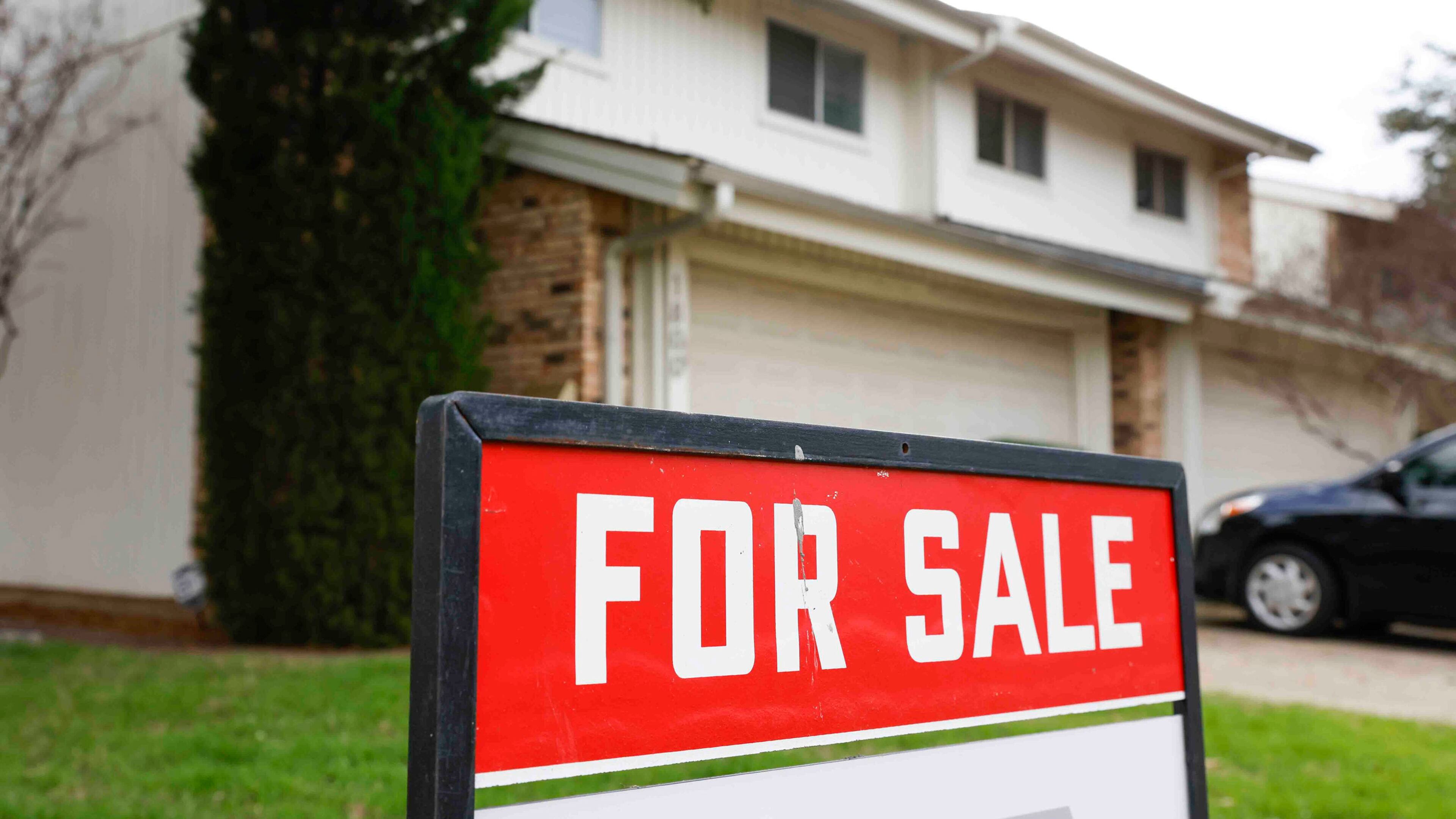 A for sale sign is displayed outside a house in Carrollton, Texas. (Shafkat Anowar/The Dallas Morning News/TNS)