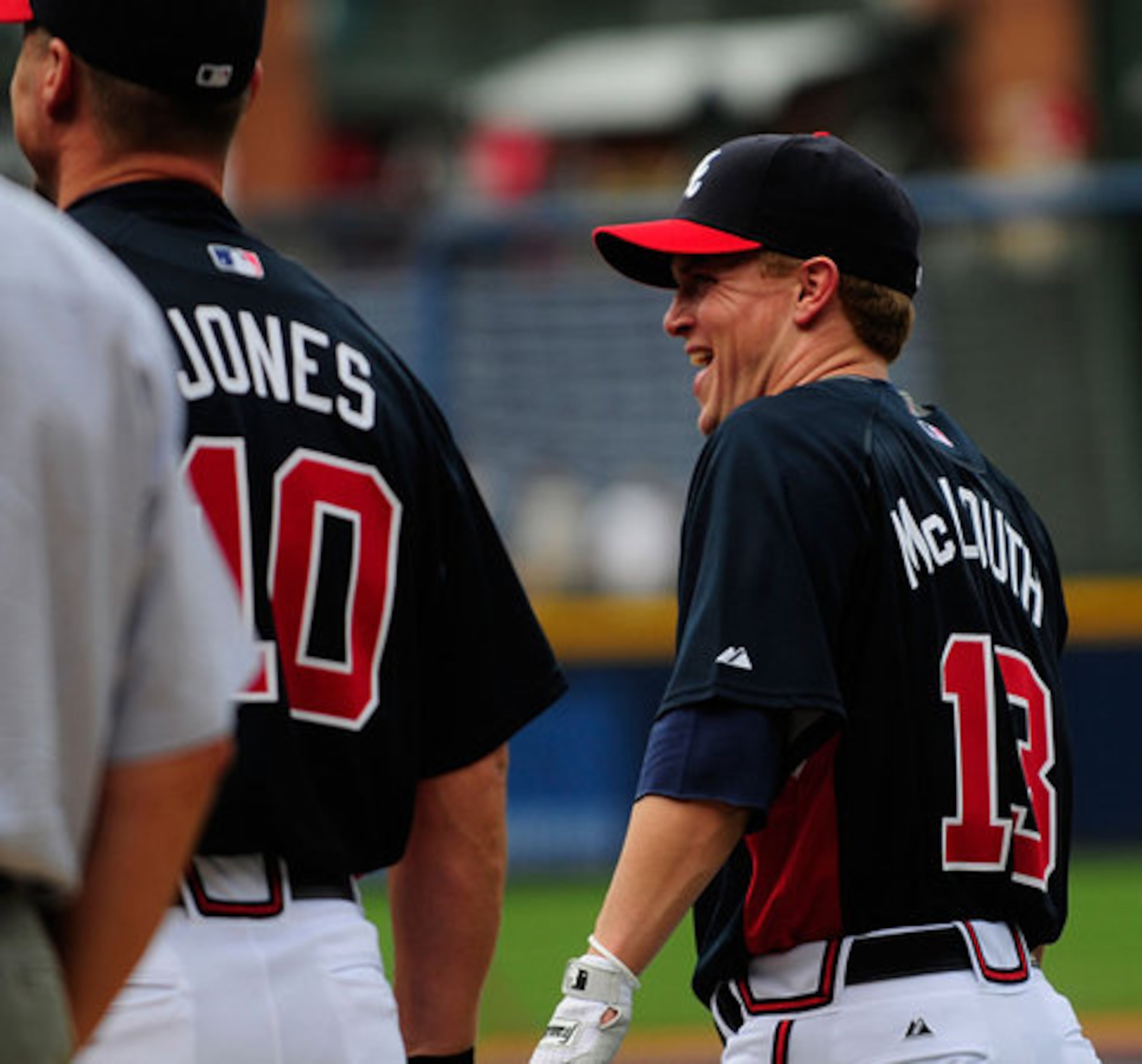 McLouth stands with Chipper Jones.