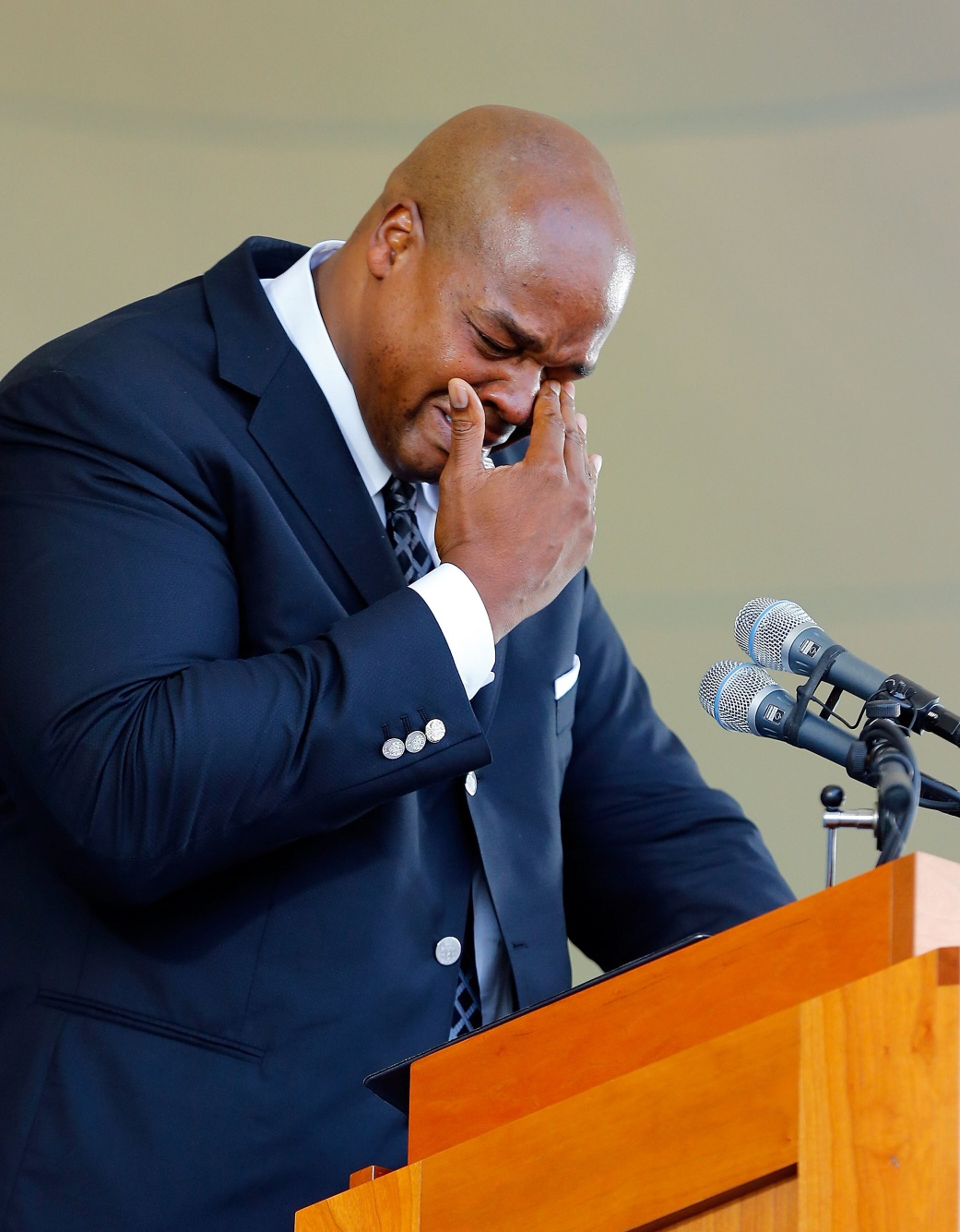 Inductee Frank Thomas fights back tears during his speechr. (Photo by Jim McIsaac/Getty Images)