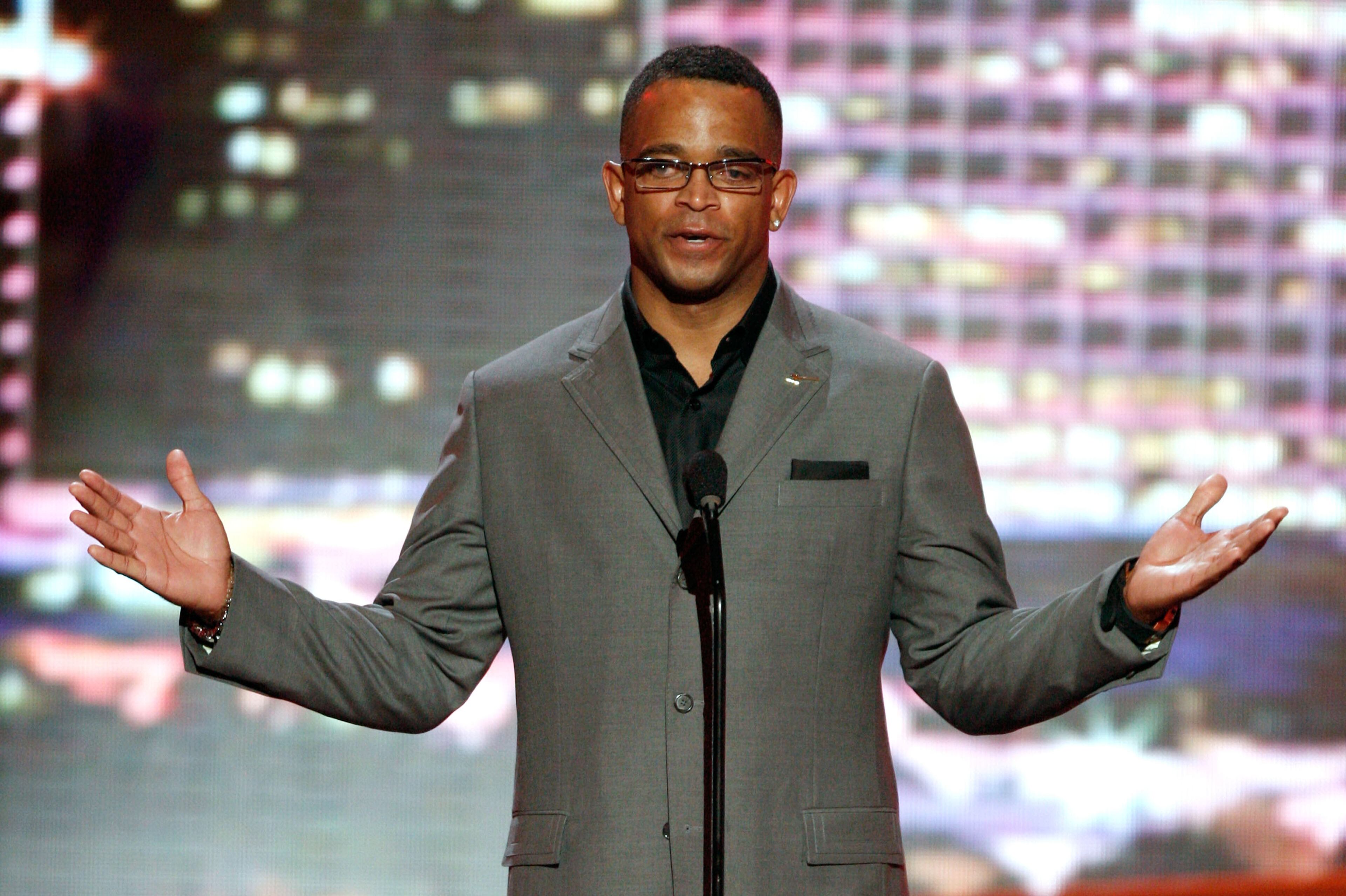 LOS ANGELES, CA - JULY 15: Stuart Scott of ESPN speaks onstage during the 2009 ESPY Awards held at Nokia Theatre LA Live on July 15, 2009 in Los Angeles, California. The 17th annual ESPYs will air on Sunday, July 19 at 9PM ET on ESPN. (Photo by Kevin Winter/Getty Images)