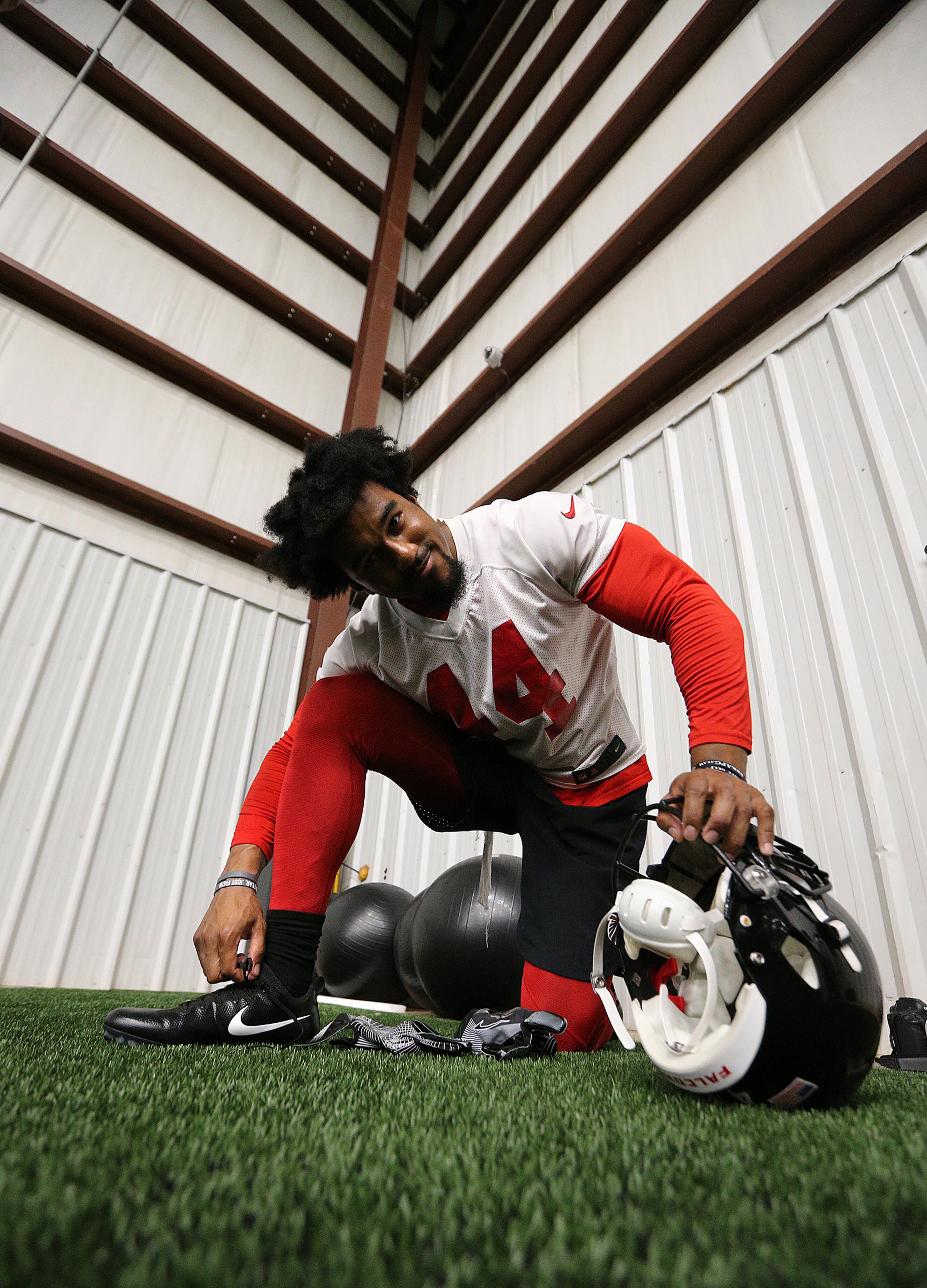 May 22, 2018 Flowery Branch: Atlanta Falcons linebacker Vick Beasley Jr. during takes a knee on the sidelines during organized team activities on Tuesday, May 22, 2018, in Flowery Branch. Curtis Compton/ccompton@ajc.com