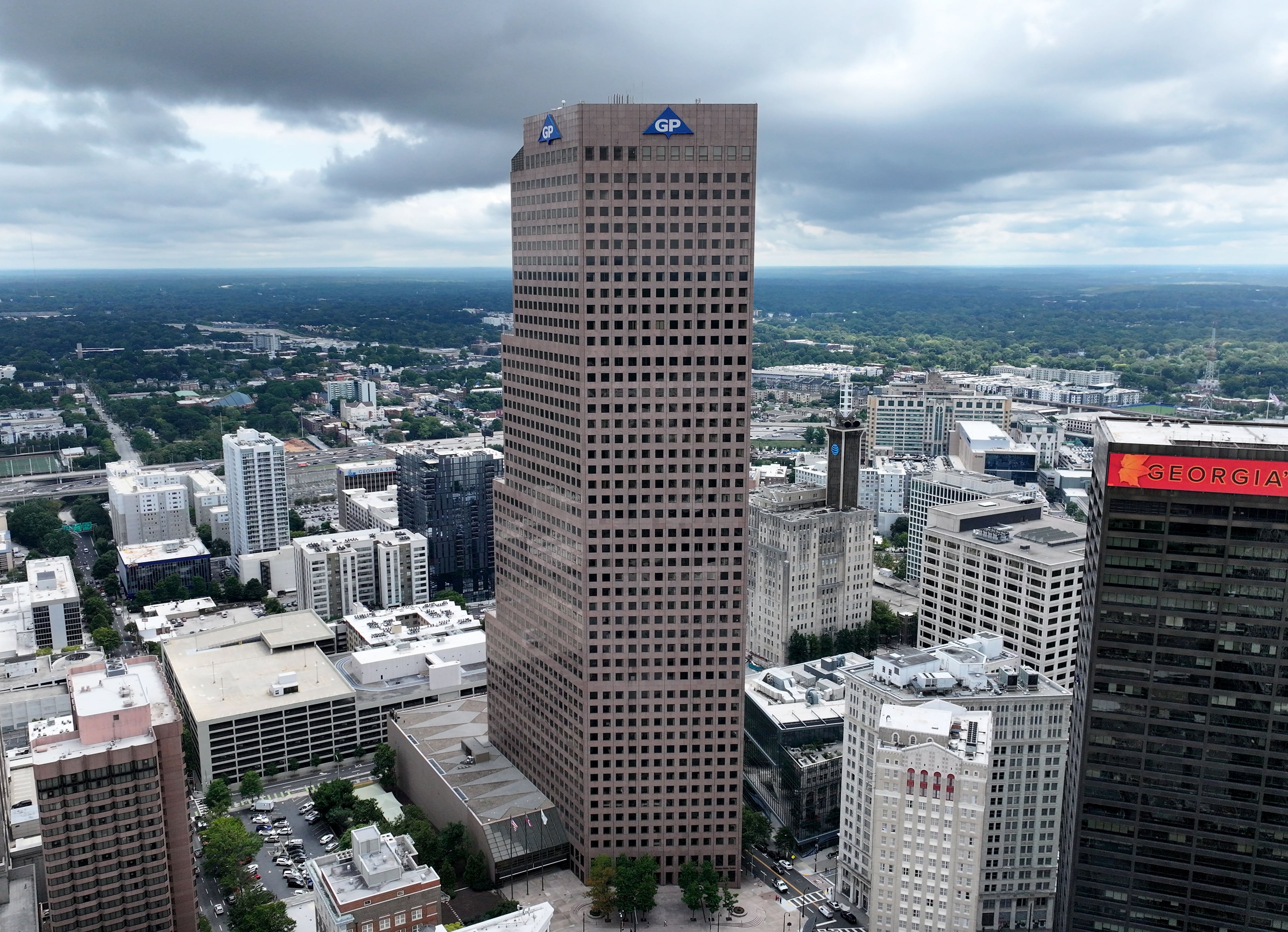 Georgia-Pacific’s plans were to leave less than half the tower’s floor space as offices, anchored by its namesake company and owner, Koch Inc. Those plans were scrapped in September. (Hyosub Shin/AJC)
