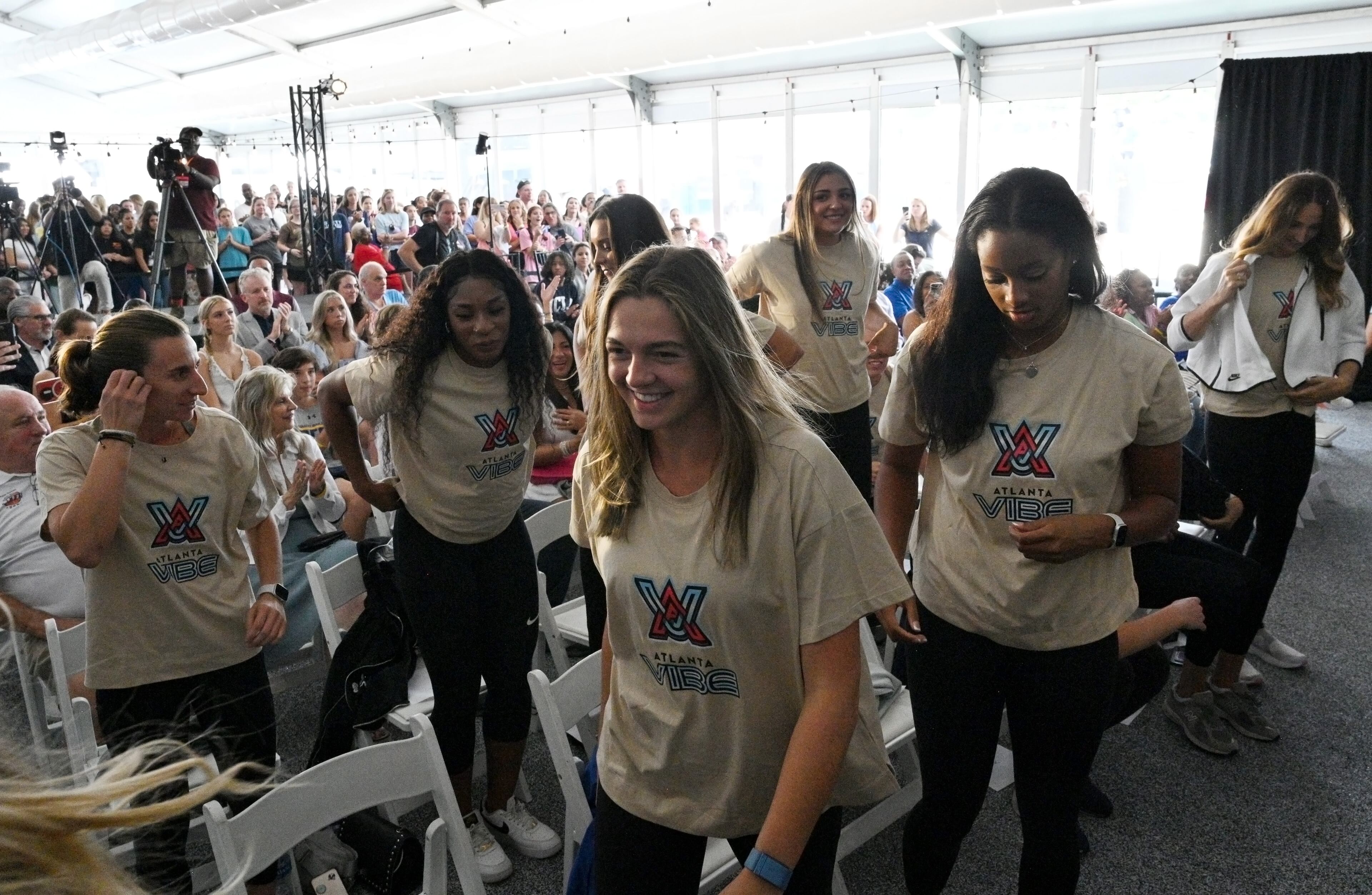 Players walk on the stage. (Hyosub Shin / Hyosub.Shin@ajc.com)