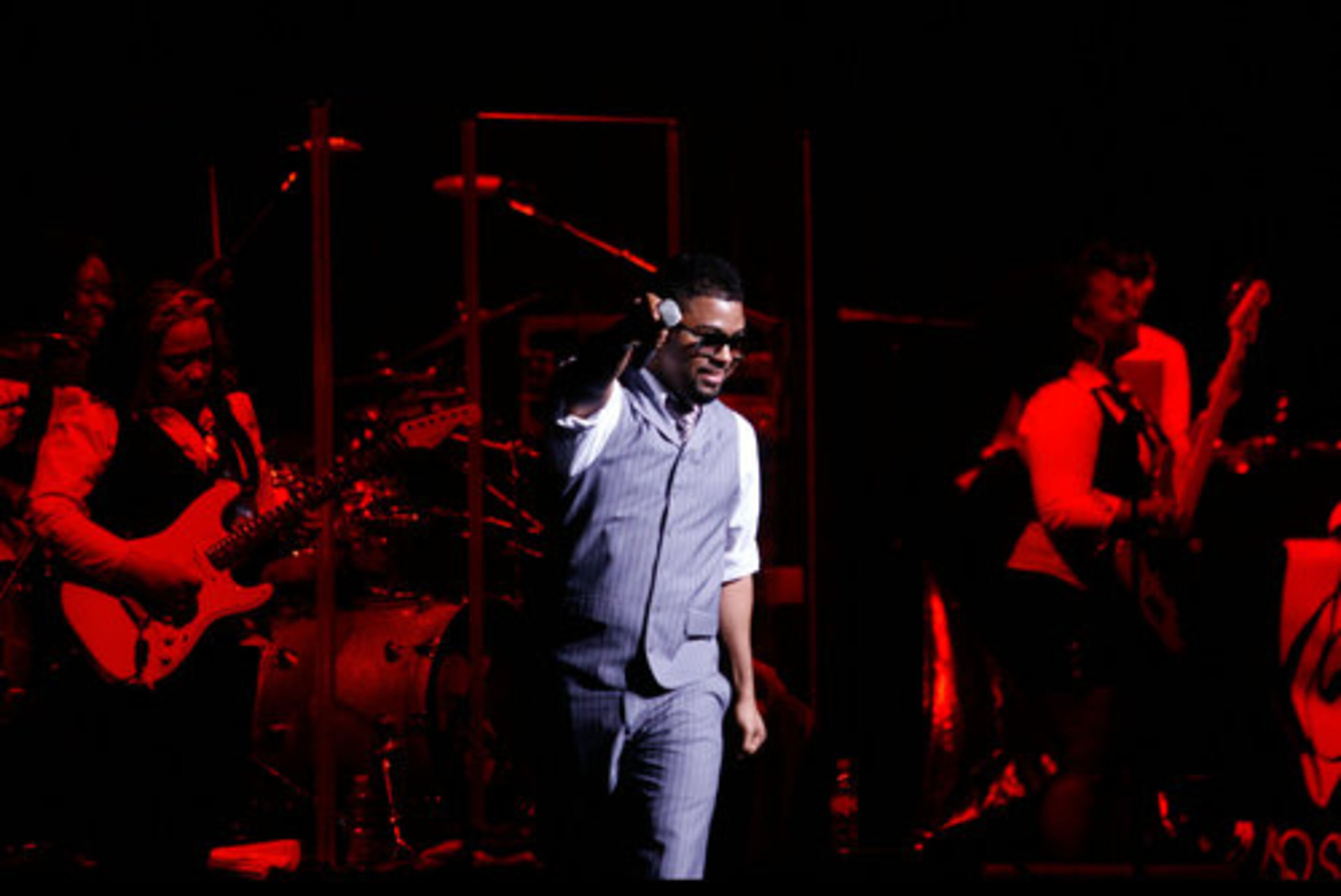 Musiq SoulChild keeps the spotlight on himself during his opening show. His tour with Ne-Yo included a stop at Radio City Music Hall in New York and will include shows at two other Fox Theaters in Detroit and St. Louis.
