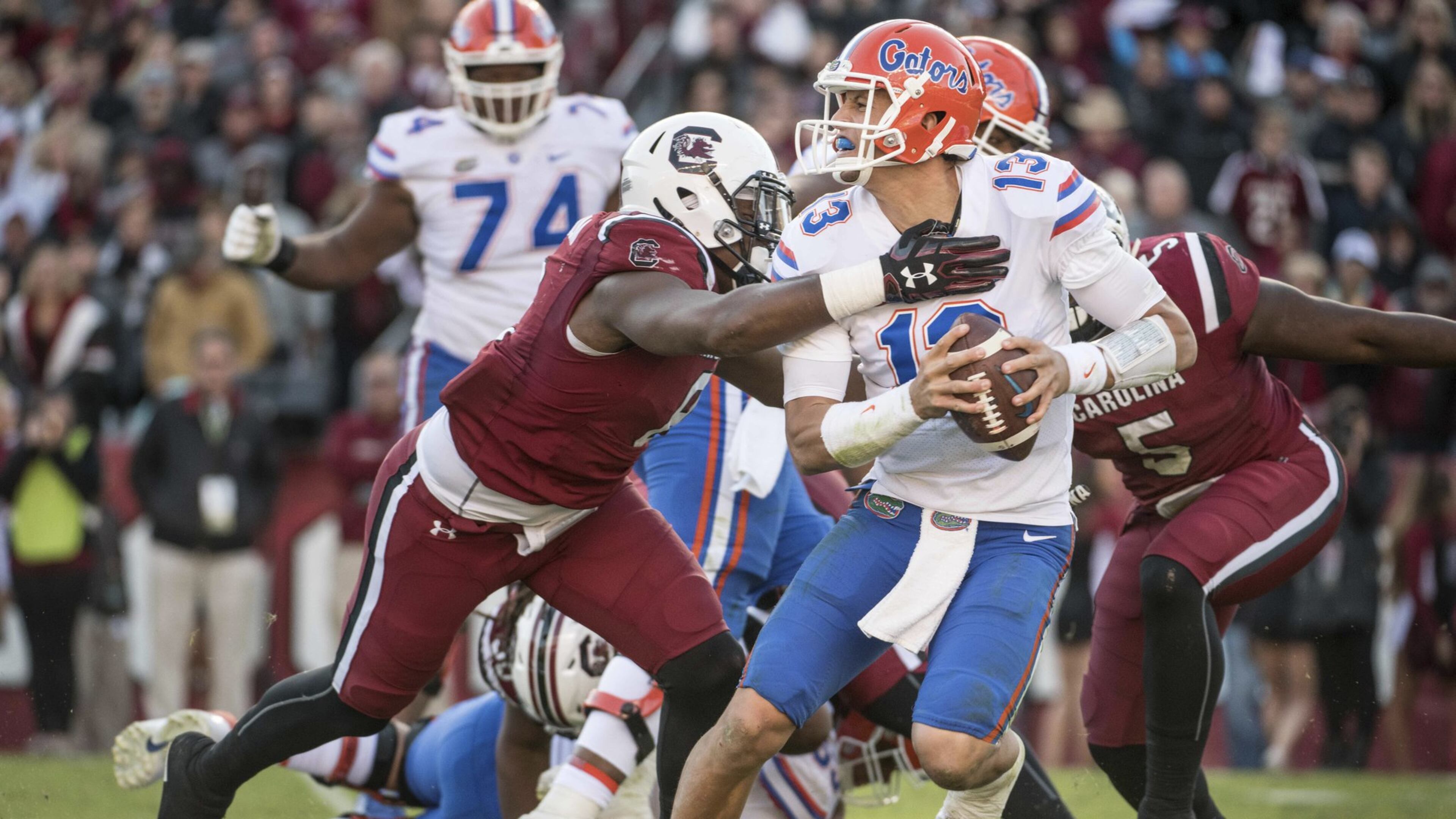 Florida quarterback Feleipe Franks attempts to elude South Carolina’s D.J. Wonnum during the Gators’ loss to the Gamecocks. (AP Photo/Sean Rayford)