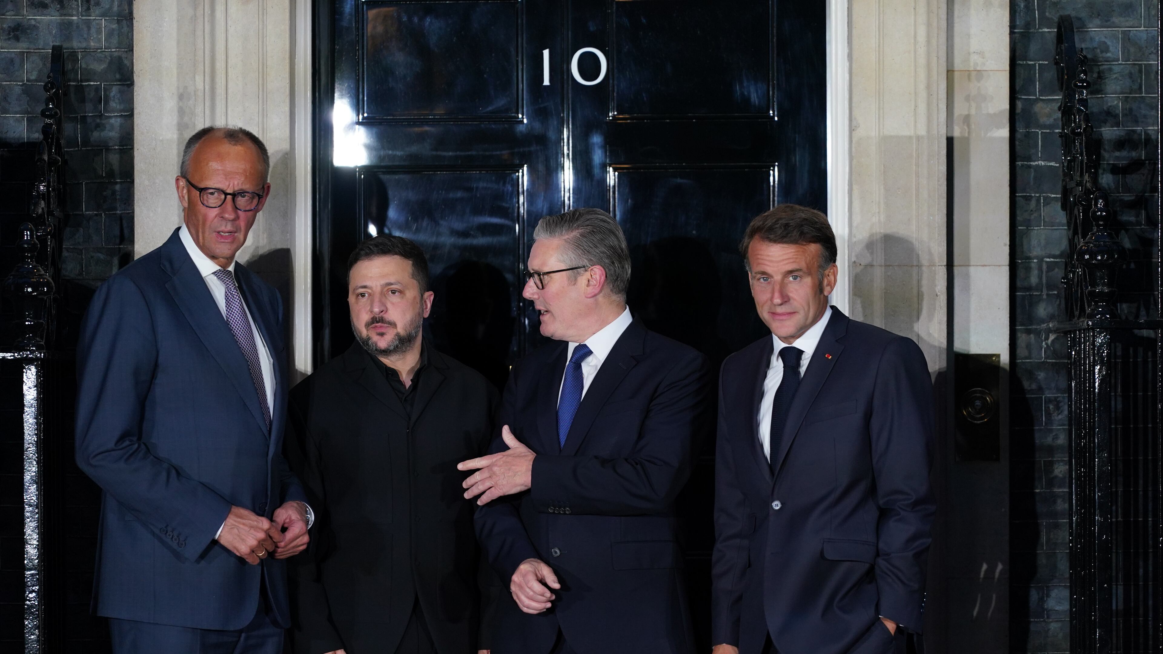 Britain's Prime Minister Keir Starmer, second from right, France's President Emmanuel Macron, right, Ukrain'e President Volodymyr Zelenskyy, second from left, and Germany's Chancellor Friedrich Merz, pose for photos on the doorstep of 10 Downing Street after their meeting in London, Sunday, June 7, 2026. (AP Photo/Alberto Pezzali)