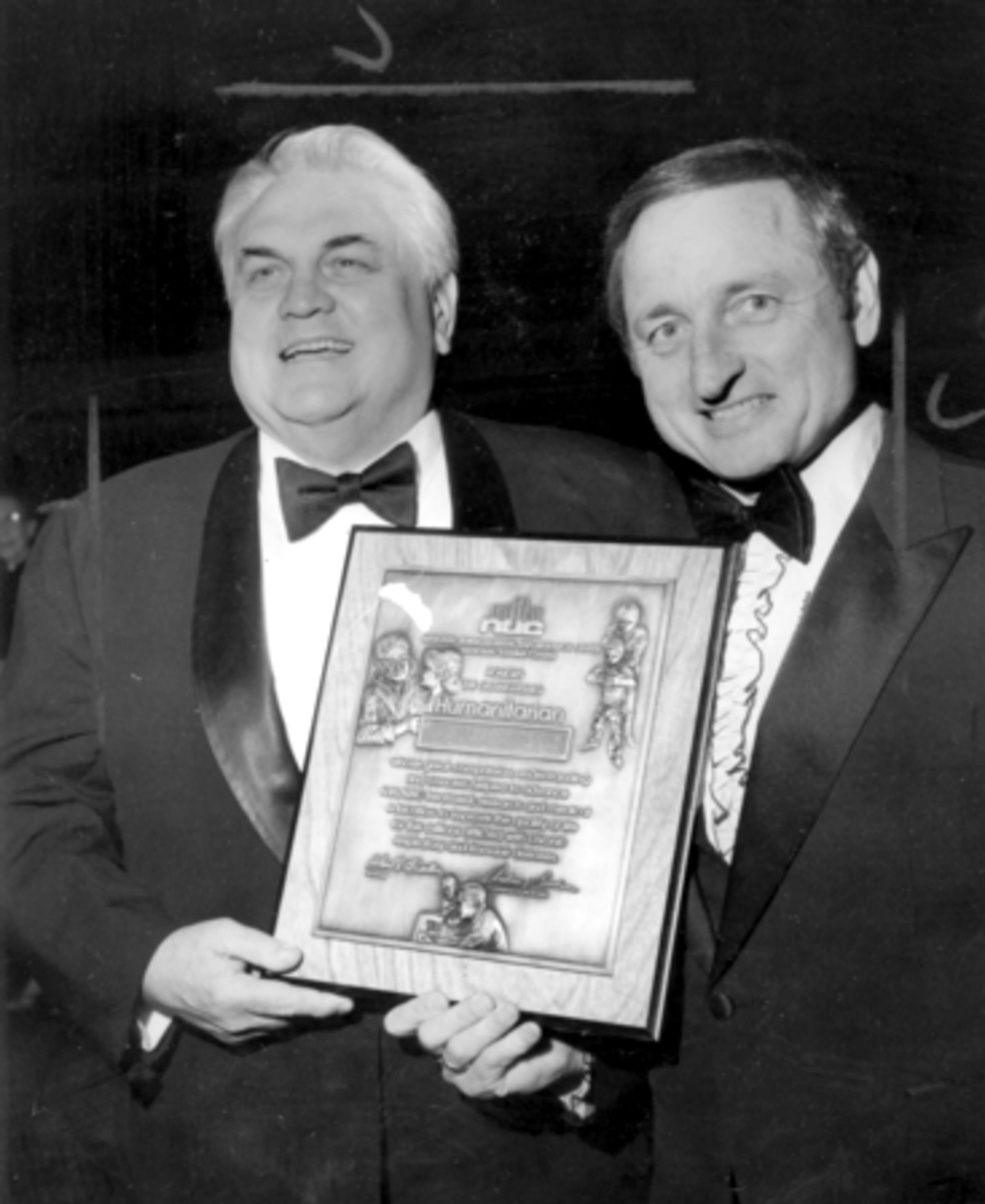 Then-UGA head football coach Vince Dooley presents Langdale with the 1980 National Jewish Hospital Humanitarian Award.