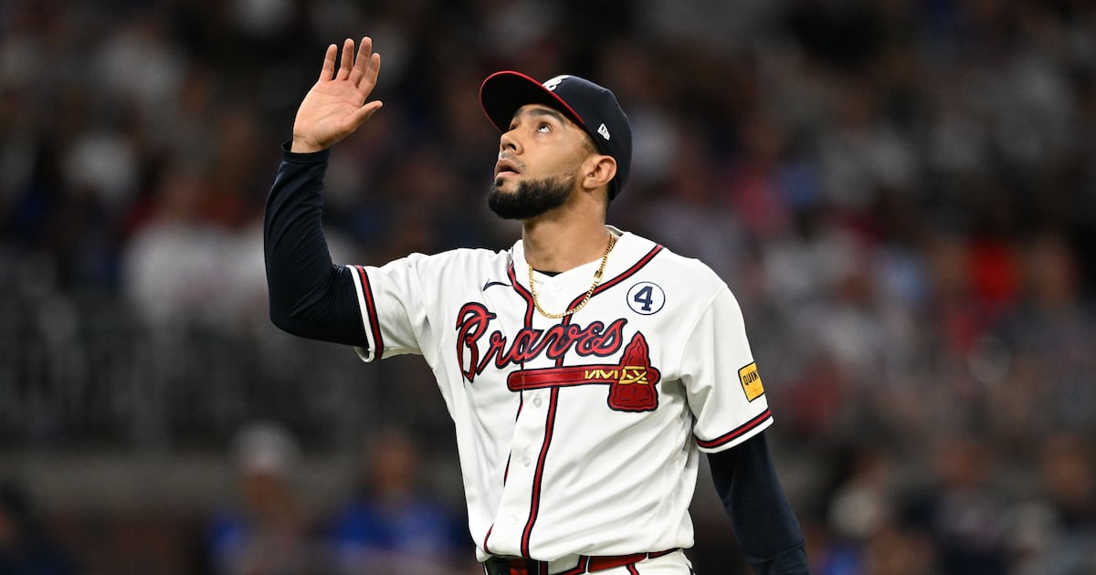 Robert Suarez returns to San Diego