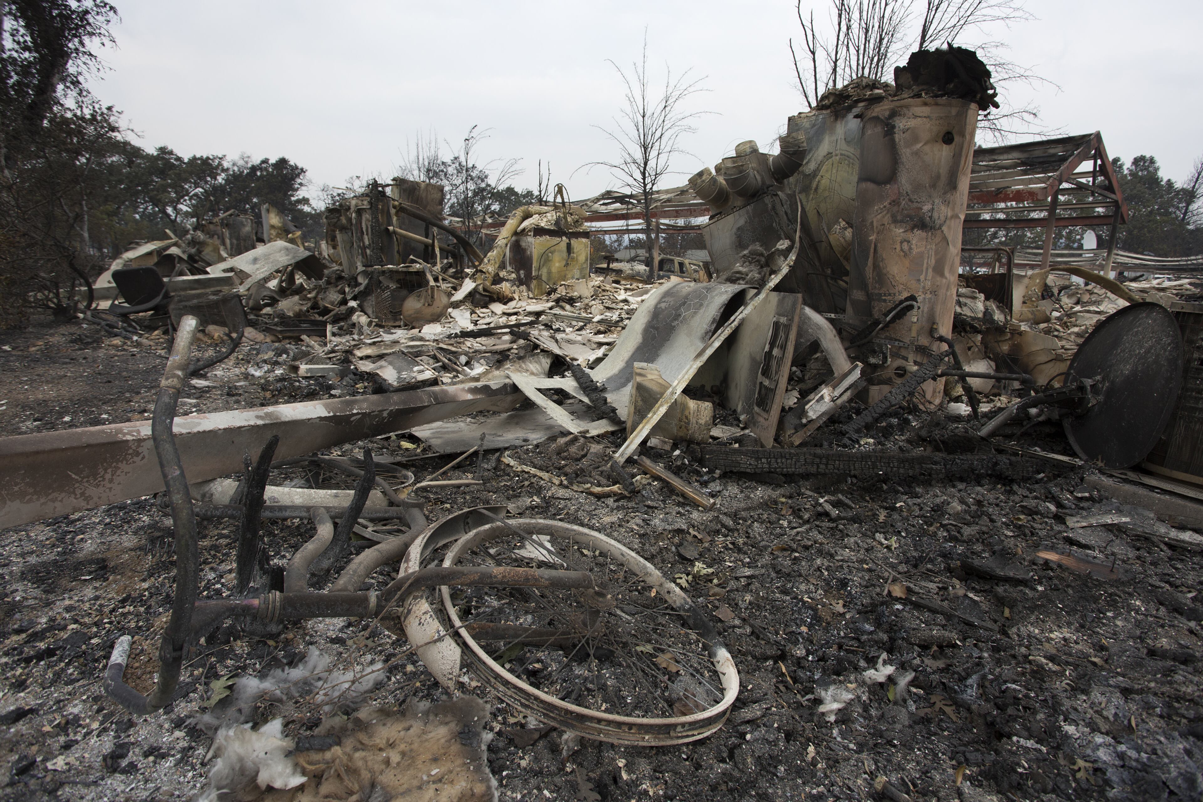 A bicycle lies in the ruins of an apartment complex destroyed by the Valley Fire on September 14, 2015 in Middletown, California. The 95-square-mile fire has destroyed hundreds of homes and is only five percent contained. (Photo by David McNew/Getty Images)