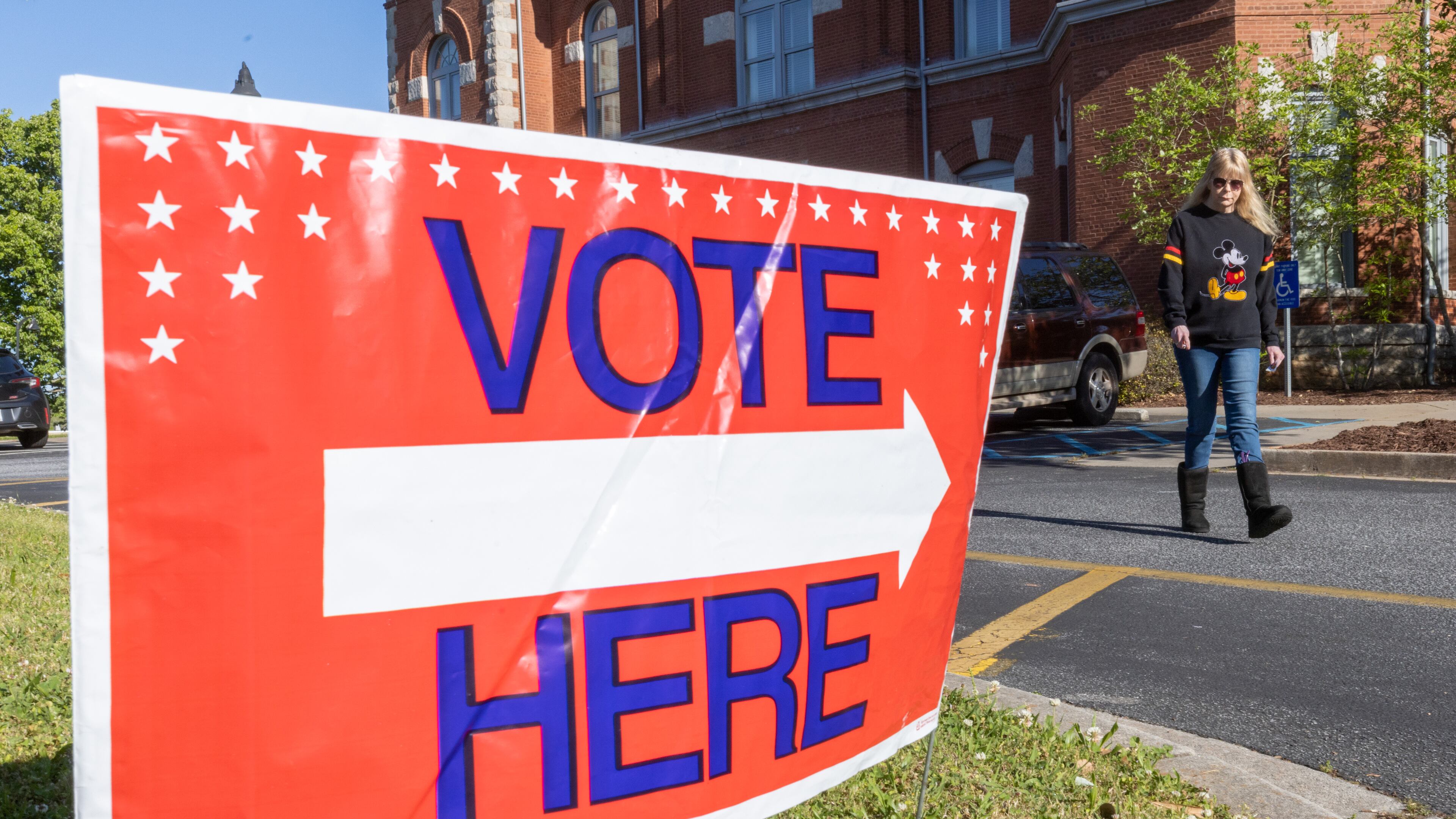 Gwen Davis walks back to her car after casting her vote at the Clayton County Courthouse Tuesday, April 18, 2023 (Steve Schaefer/steve.schaefer@ajc.com)
