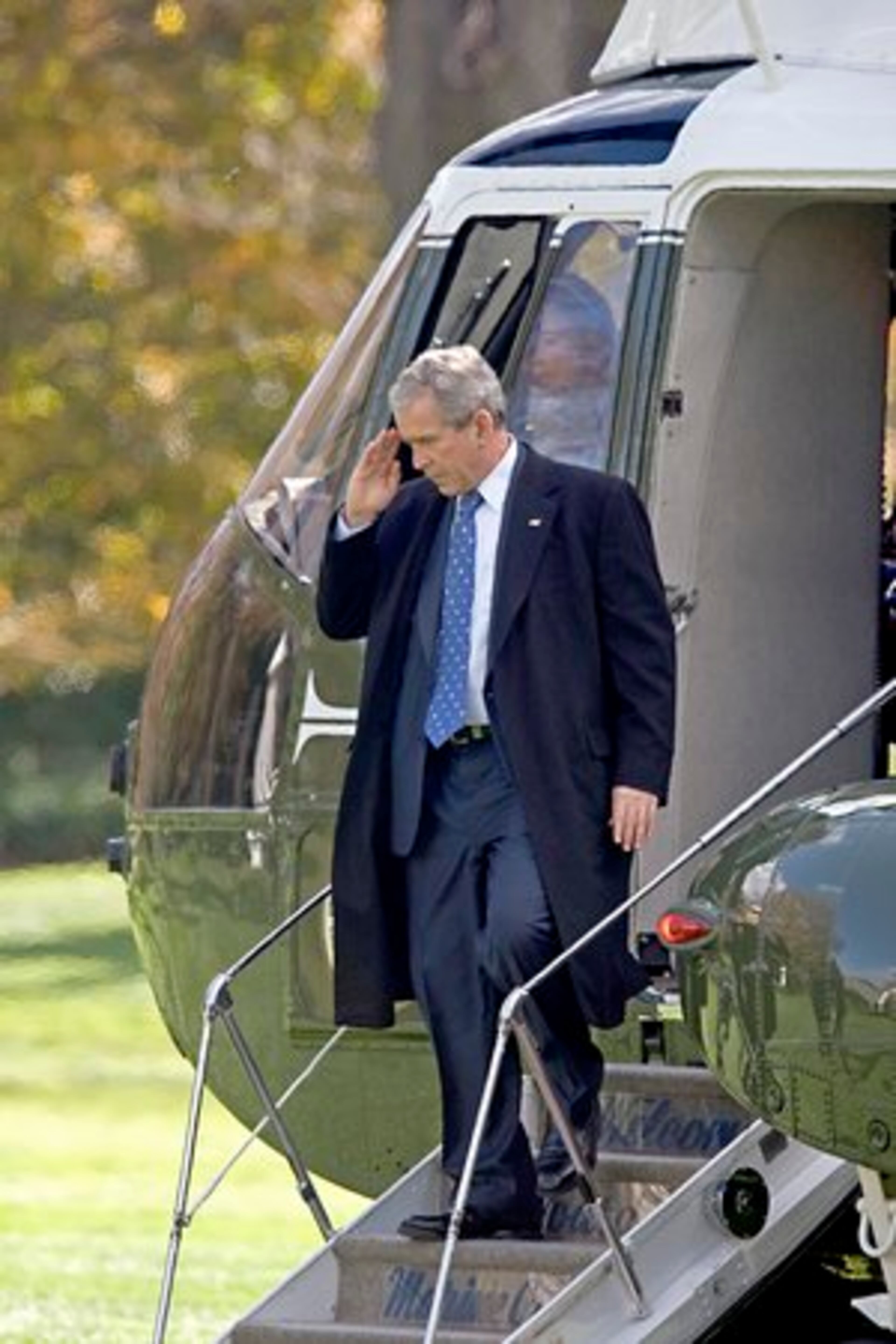 President Bush steps off Marine One at the White House in Washington, DC, after a trip to Bethesda Naval Hospital on Monday.