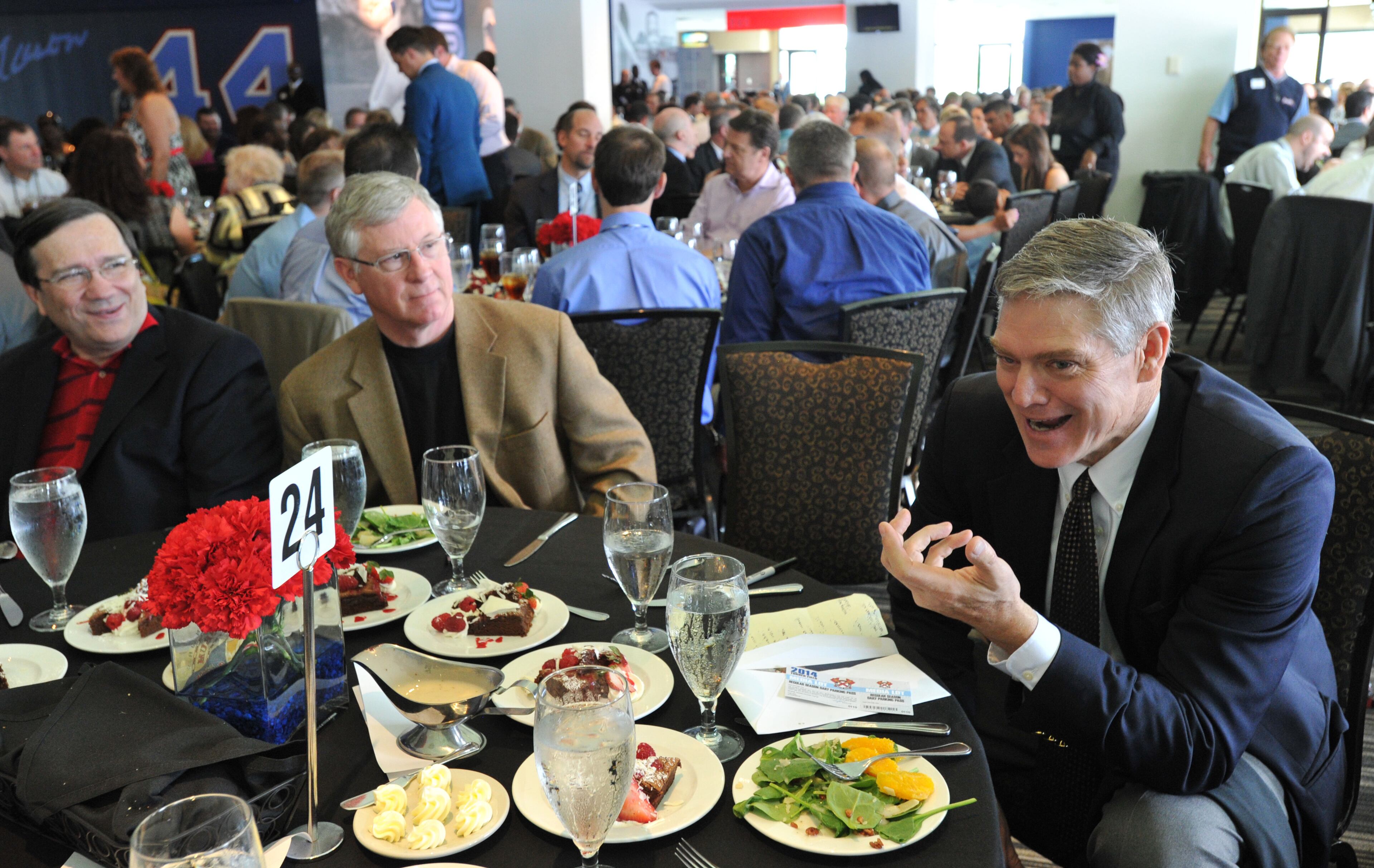 Braves Hall of Famer Dale Murphy (right) talks with guests.