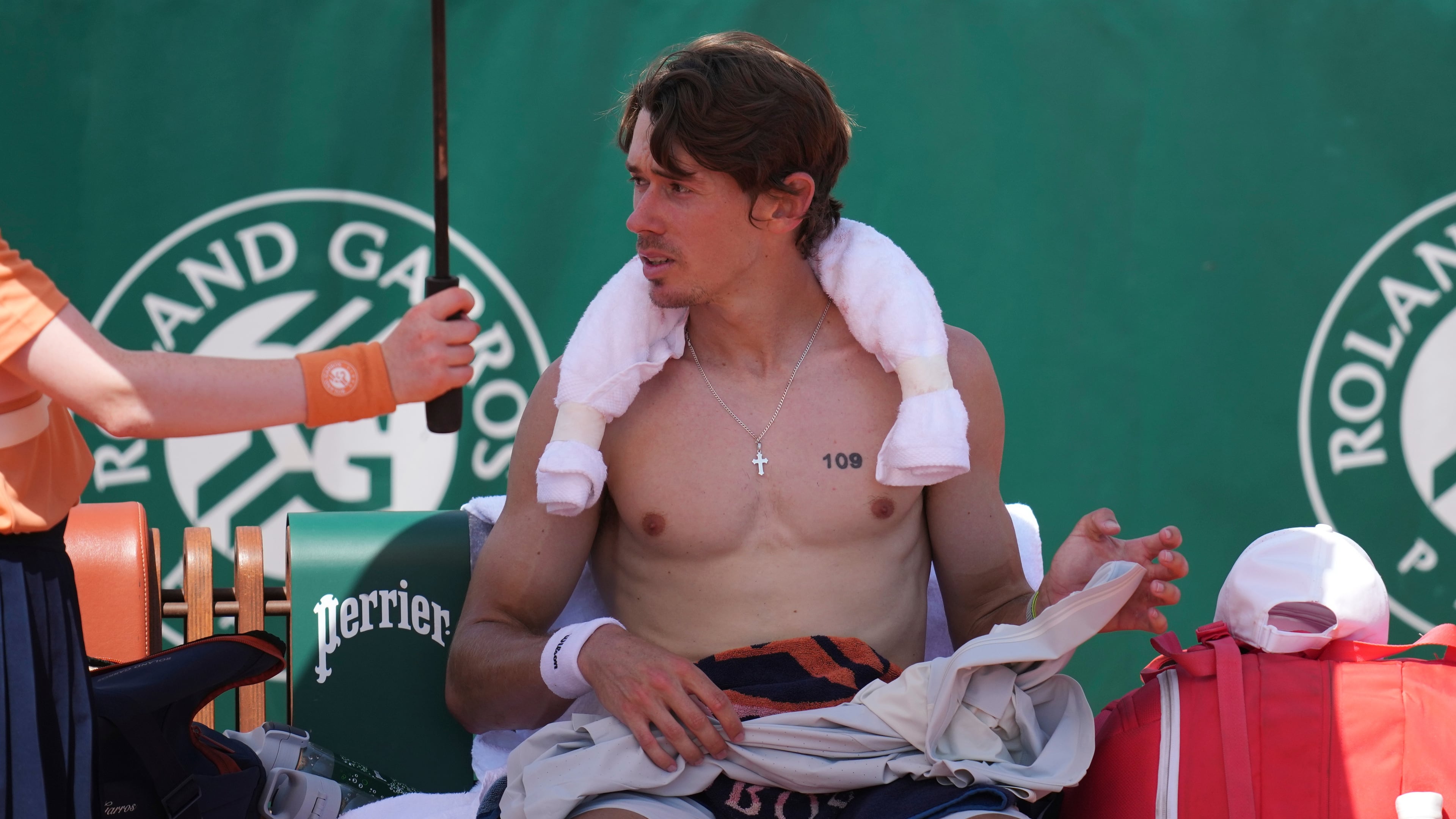 Alex De Minaur of Australia attends a break during the first round men's singles tennis match against Toby Samuel of Britain at the French Open tennis tournament in Paris, Monday, May 25, 2026. (AP Photo/Christophe Ena)