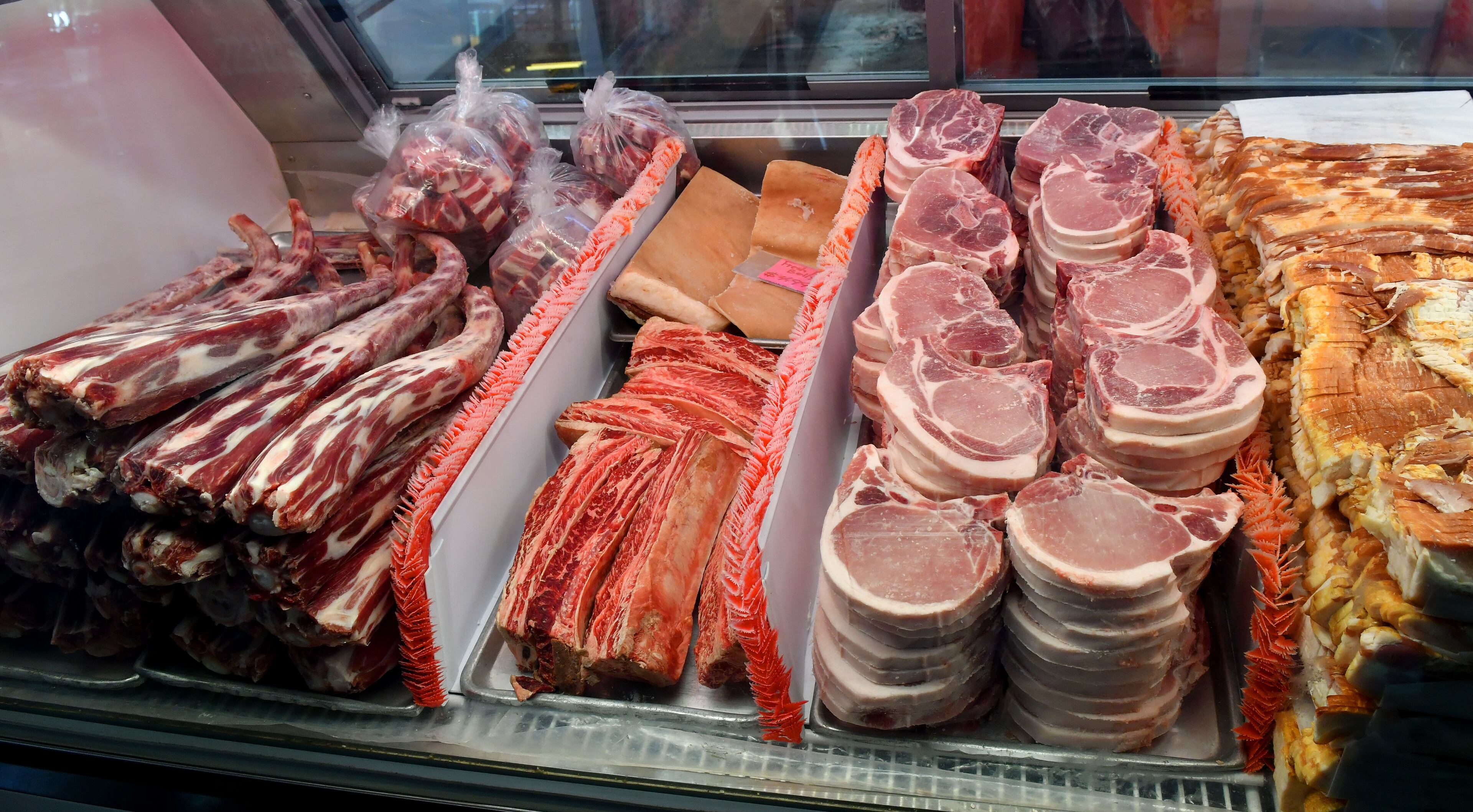 220928 Atlanta, Ga: Fresh butchered meat is one of the major draws for shoppers at the Municipal Market. 102322 Municipal Market in Sweet Auburn (The Curb Market), History and 102322 Sweet Auburn. One shoot for two stories: one on the history of the market, and another for the Fall Dining Guide (stalls/food hall). Photo taken Wednesday September 28, 2022. (CHRIS HUNT FOR THE ATLANTA JOURNAL-CONSTITUTION)