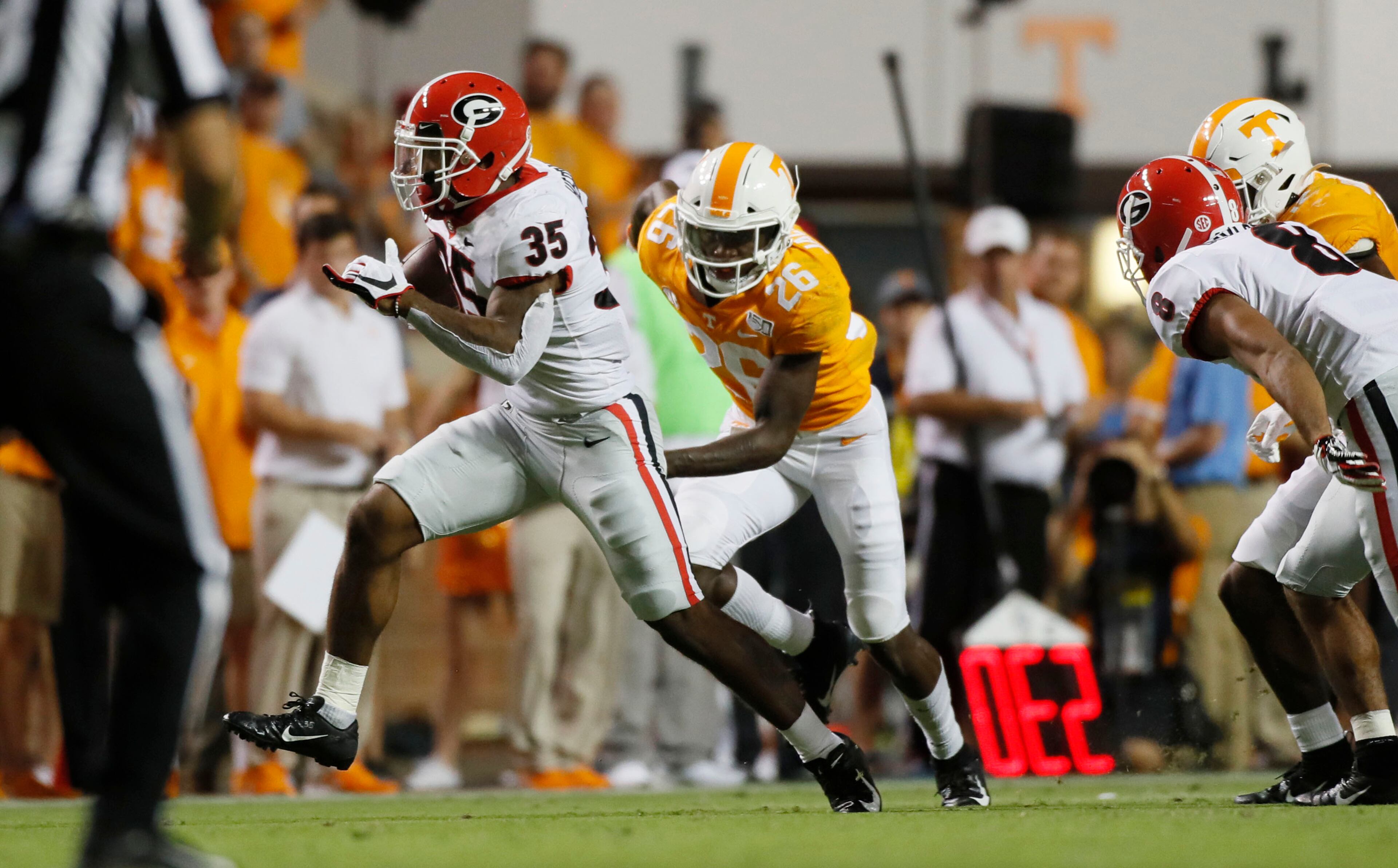 Georgia Bulldogs running back Brian Herrien (35) breaks through the Tennessee line for a first down that set up a UGA field goal. Bob Andres / robert.andres@ajc.com