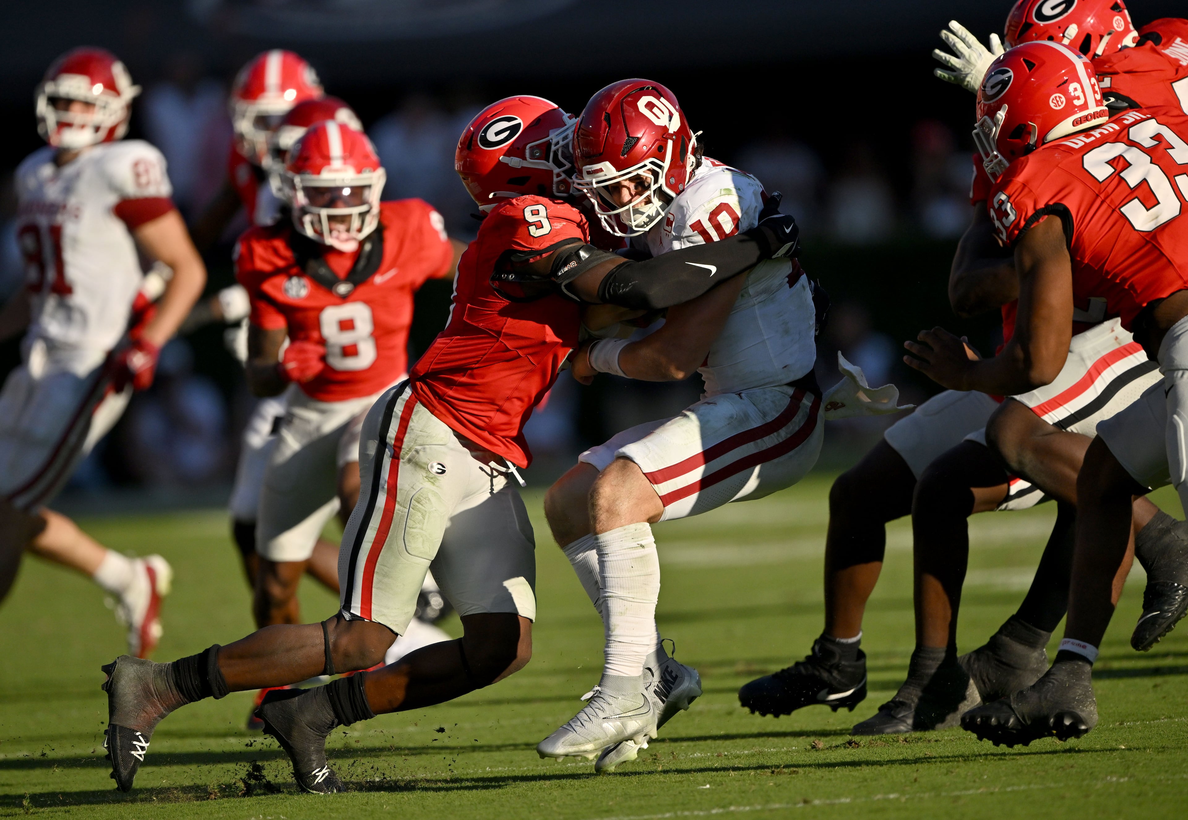 Oklahoma quarterback John Mateer is sacked by Georgia linebacker Chris Cole during the second half of an NCAA football game at Sanford Stadium on Saturday, Sept. 26, 2026, in Athens, Ga. Georgia won 41-13 over Oklahoma. (Hyosub Shin/AJC)