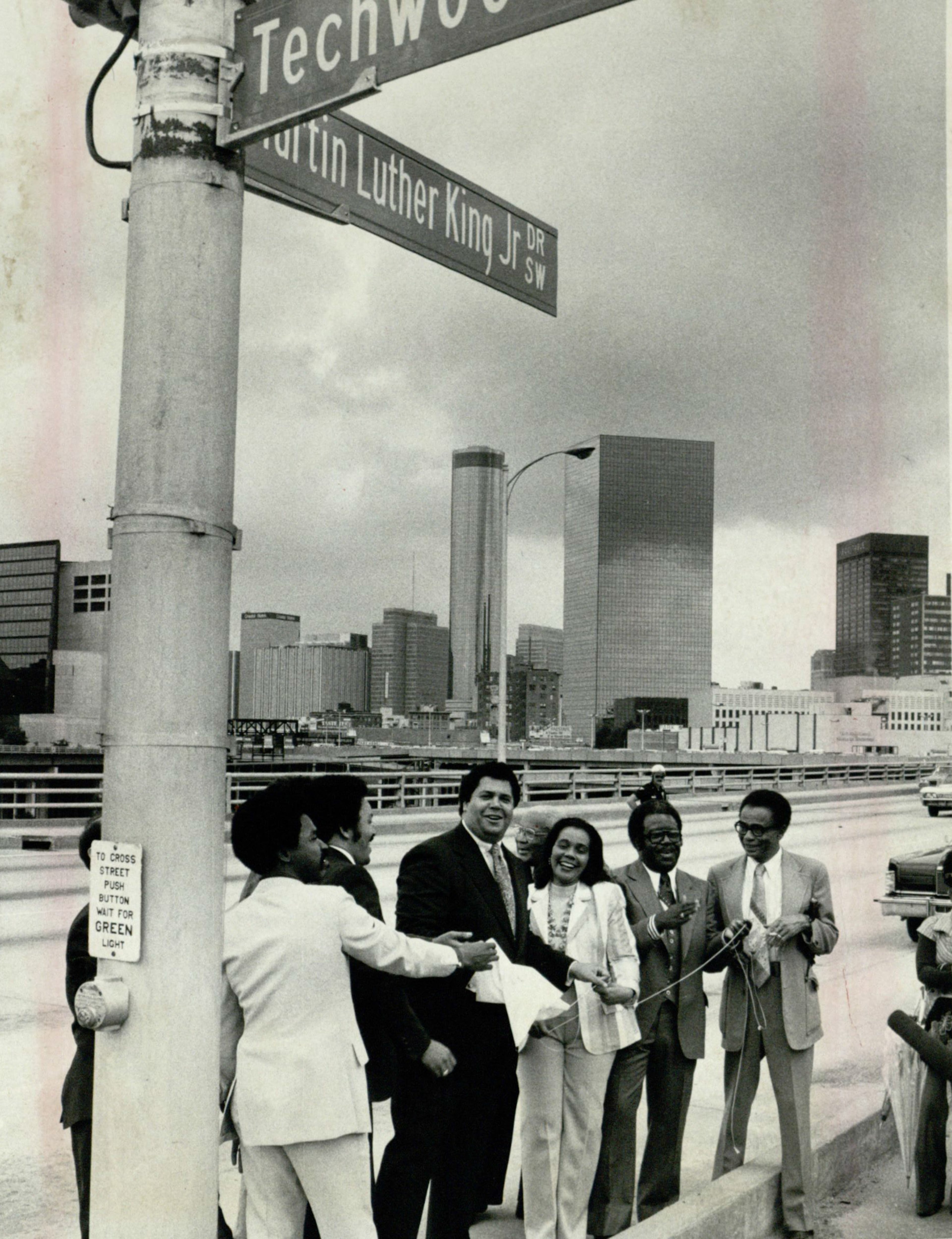 Mayor Maynard Jackson oversees the unveiling of Martin Luther King Jr. Drive street sign, June 3, 1976. Bud Skinner/AJC