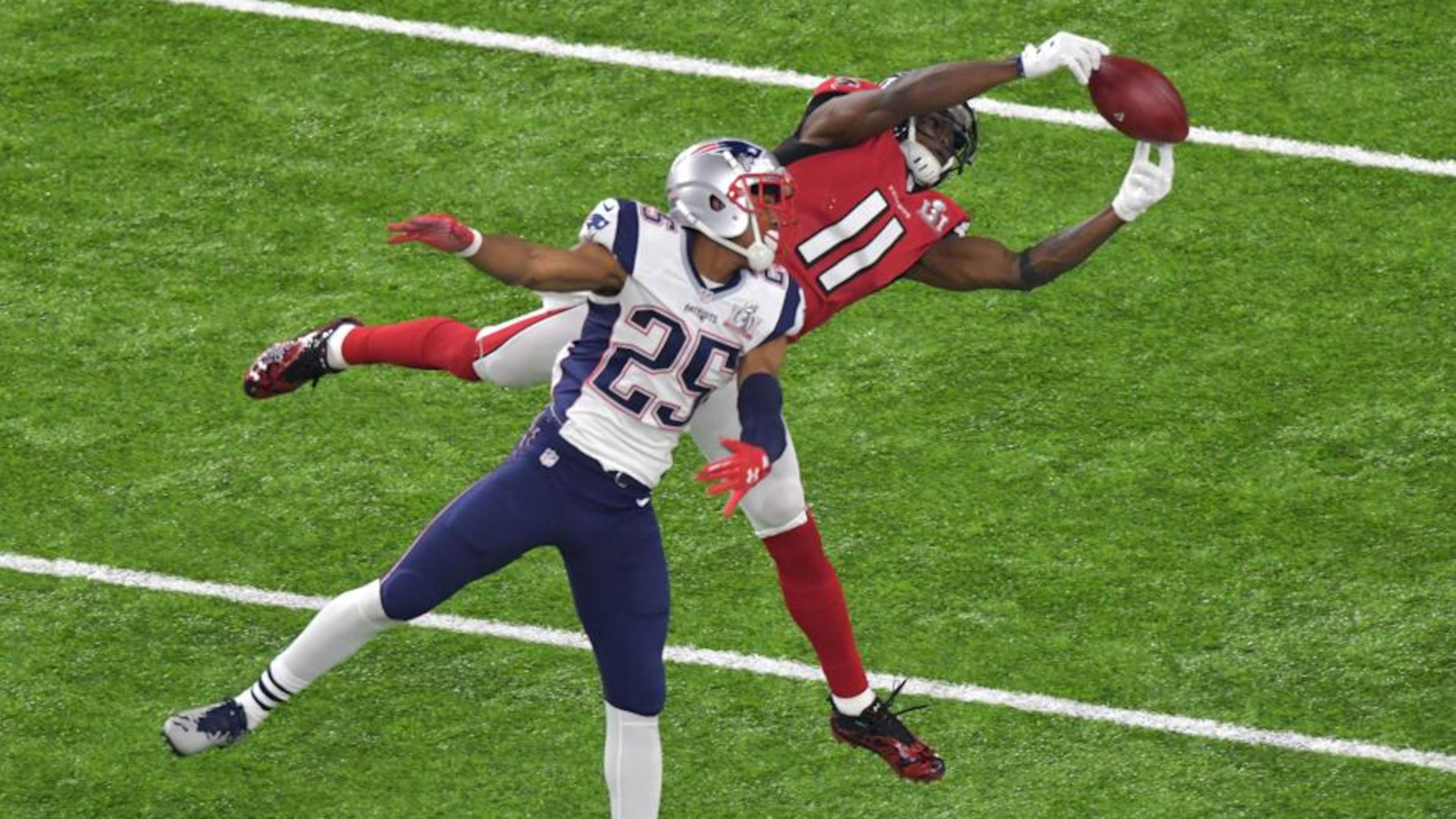 Here's Falcons receiver Julio Jones’ spectacular catch that nearly saved the Falcons from their Super Bowl collapse. HYOSUB SHIN / HSHIN@AJC.COM