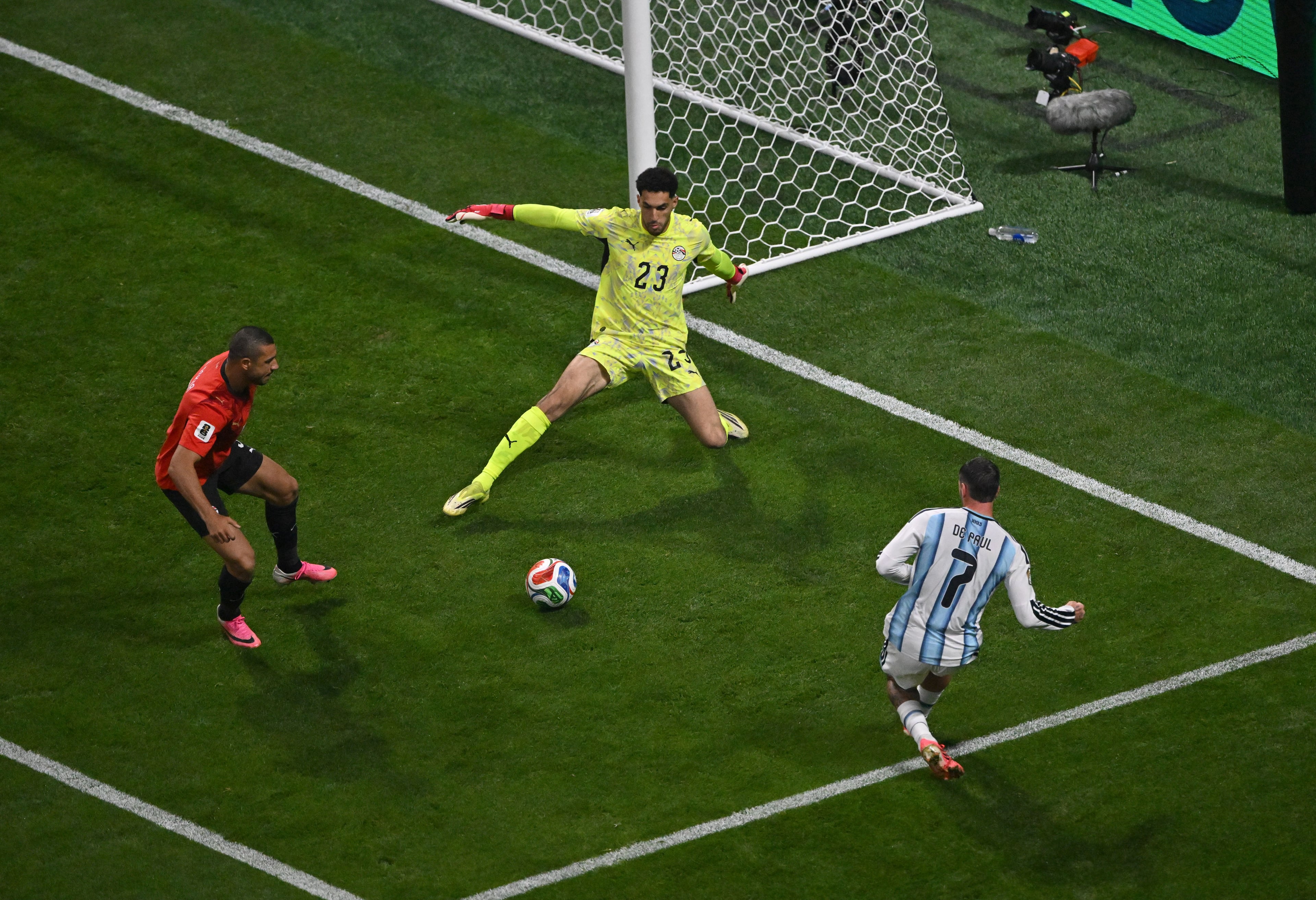 Argentina midfielder Rodrigo de Paul (7) deflects a shot against Egypt goalkeeper Mostafa Shobeir (23) during the first half of the Argentina vs. Egypt FIFA World Cup game on Tuesday, July 7, 2026, in Atlanta. (Hyosub Shin/AJC)