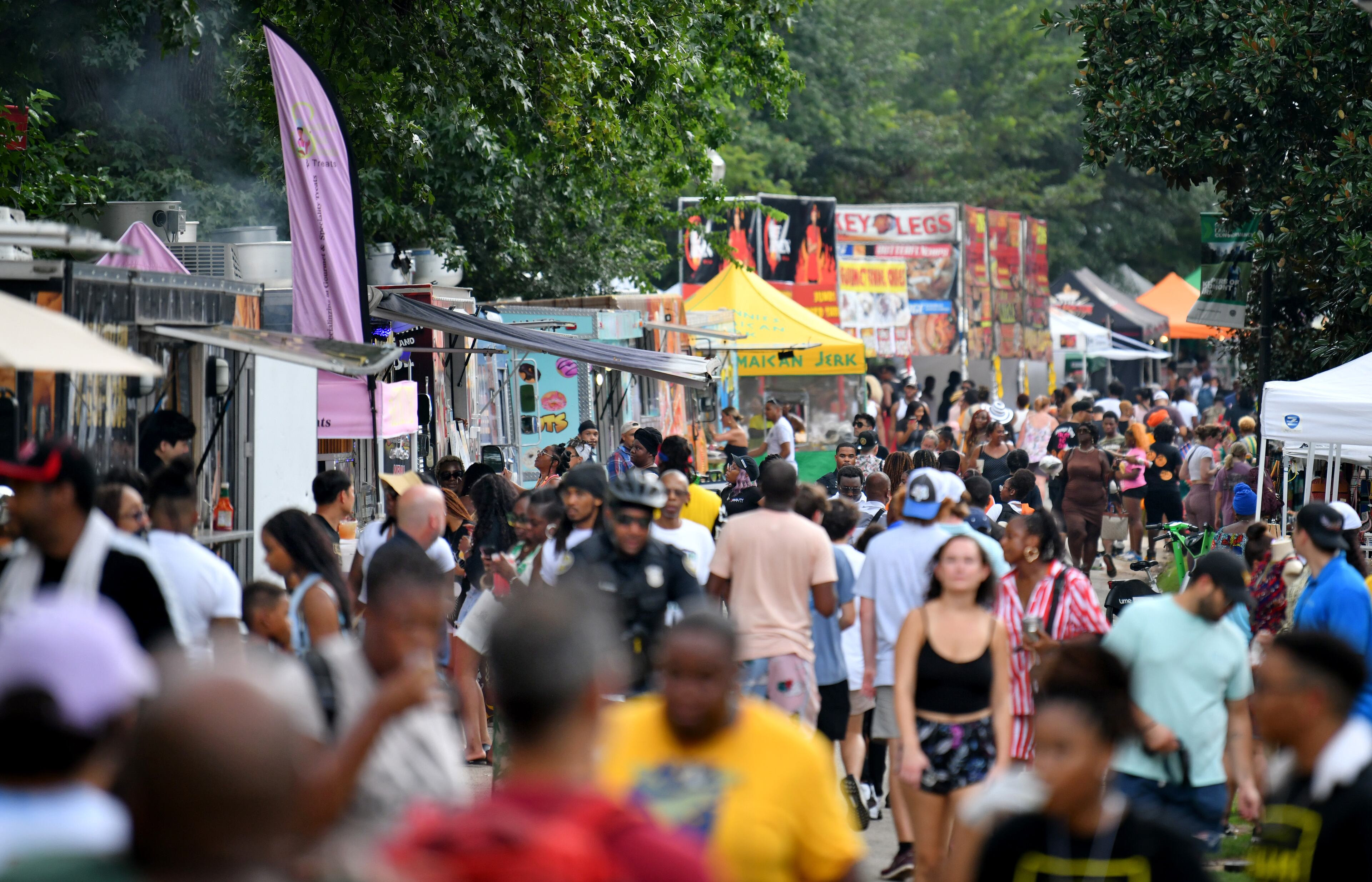 Festival goers enjoy arts and foods during the 10 year anniversary of the BeREGGAE Music and Arts Festival at Piedmont Park, Saturday, August 12, 2023, in Atlanta. The 10th anniversary of the BeREGGAE Music and Arts Festival arrives August 11th -13th. BeREGGAE Festival was established in 2013 and has organically grown into one of the largest 3 DAY Reggae / Caribbean music festivals in the country and hosts thousands of families in free and safe environment. (Hyosub Shin / Hyosub.Shin@ajc.com)
