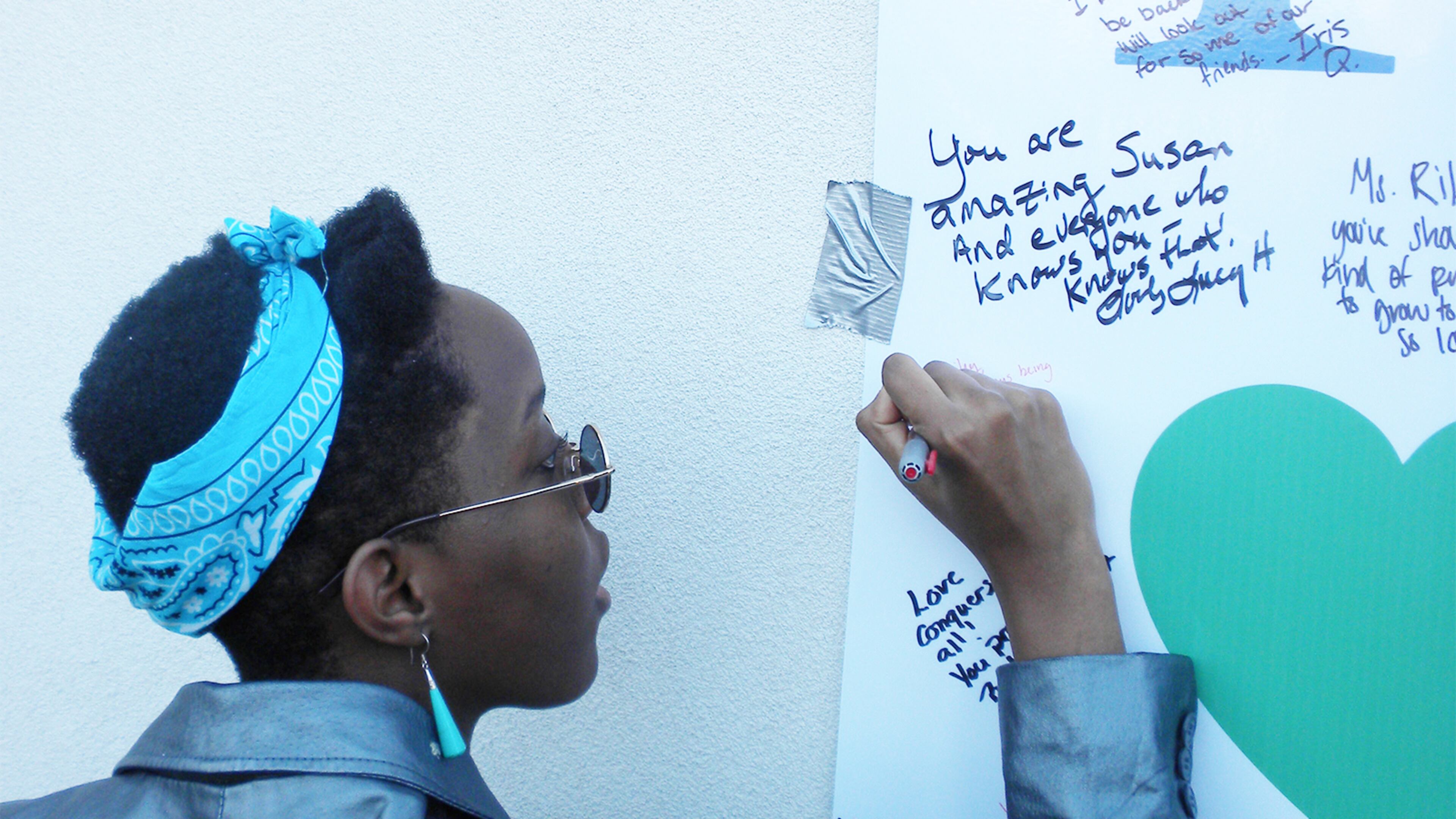 A Decatur High students signs a poster in support of Susan Riley. (Duo-Wei Yang) Decatur High senior Nandi Salahuddin signs a poster in support of Susan Riley. (Duo-Wei Yang)