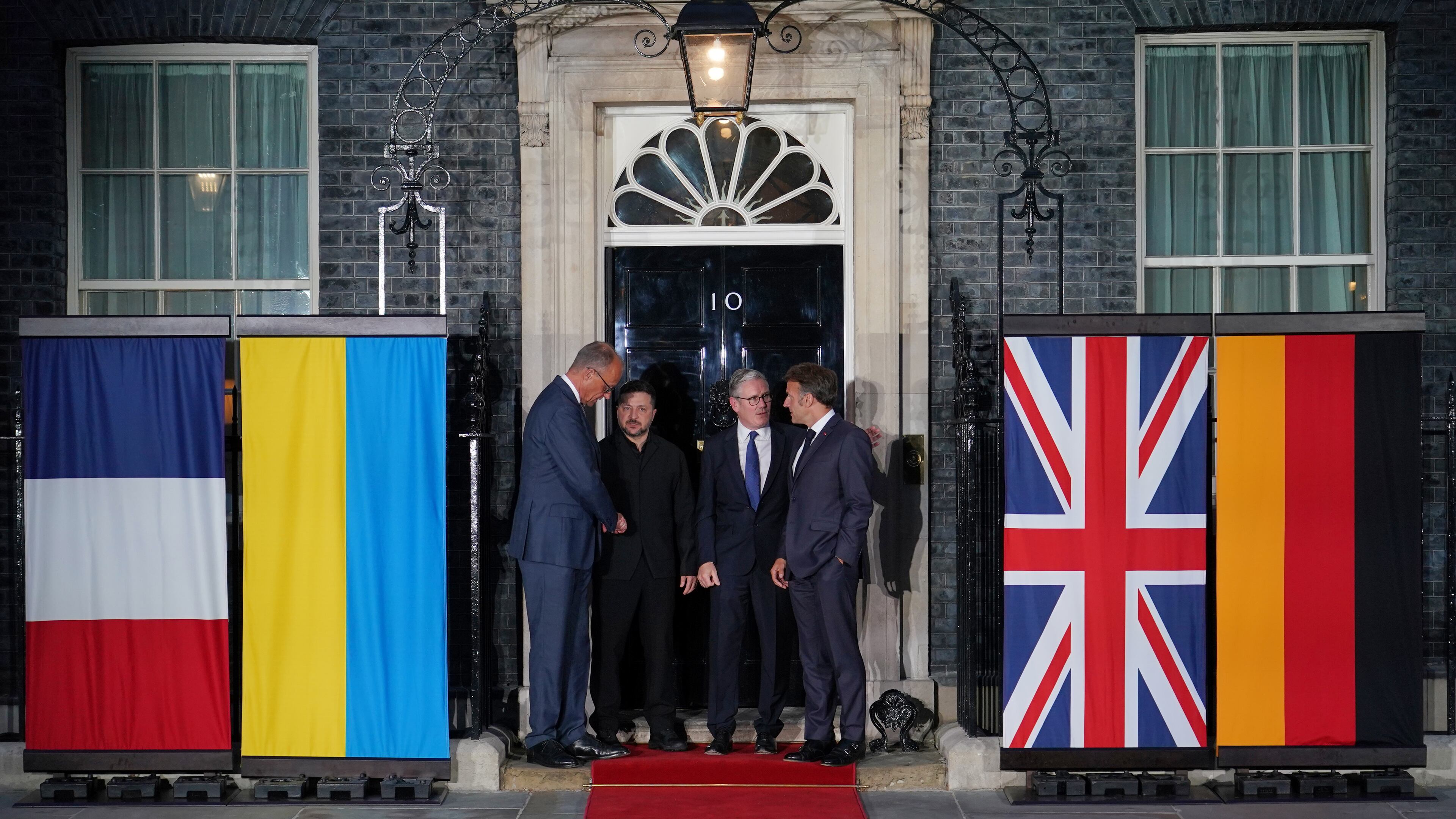 Britain's Prime Minister Keir Starmer, second from right, stands with France's President Emmanuel Macron, right, Ukraine's President Volodymyr Zelenskyy, second from left, and Germany's Chancellor Friedrich Merz, on the doorstep of 10 Downing Street after their meeting in, London, Sunday, June 7, 2026. (AP Photo/Alberto Pezzali)
