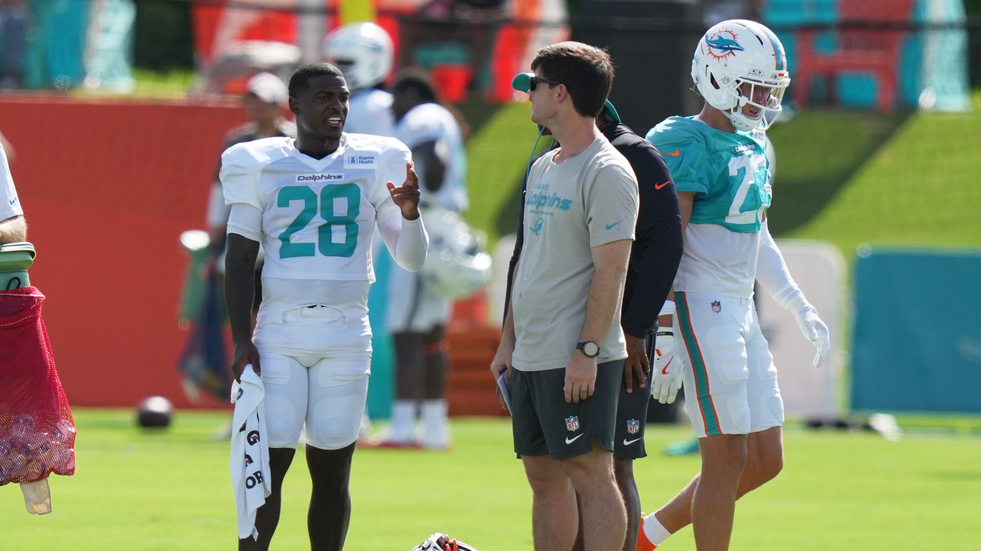 Miami Dolphins running back De'von Achane (28) does drills during practice at the team's NFL football training camp, Monday, Aug. 10, 2026, in Miami Gardens, Fla. (AP Photo/Lynne Sladky)