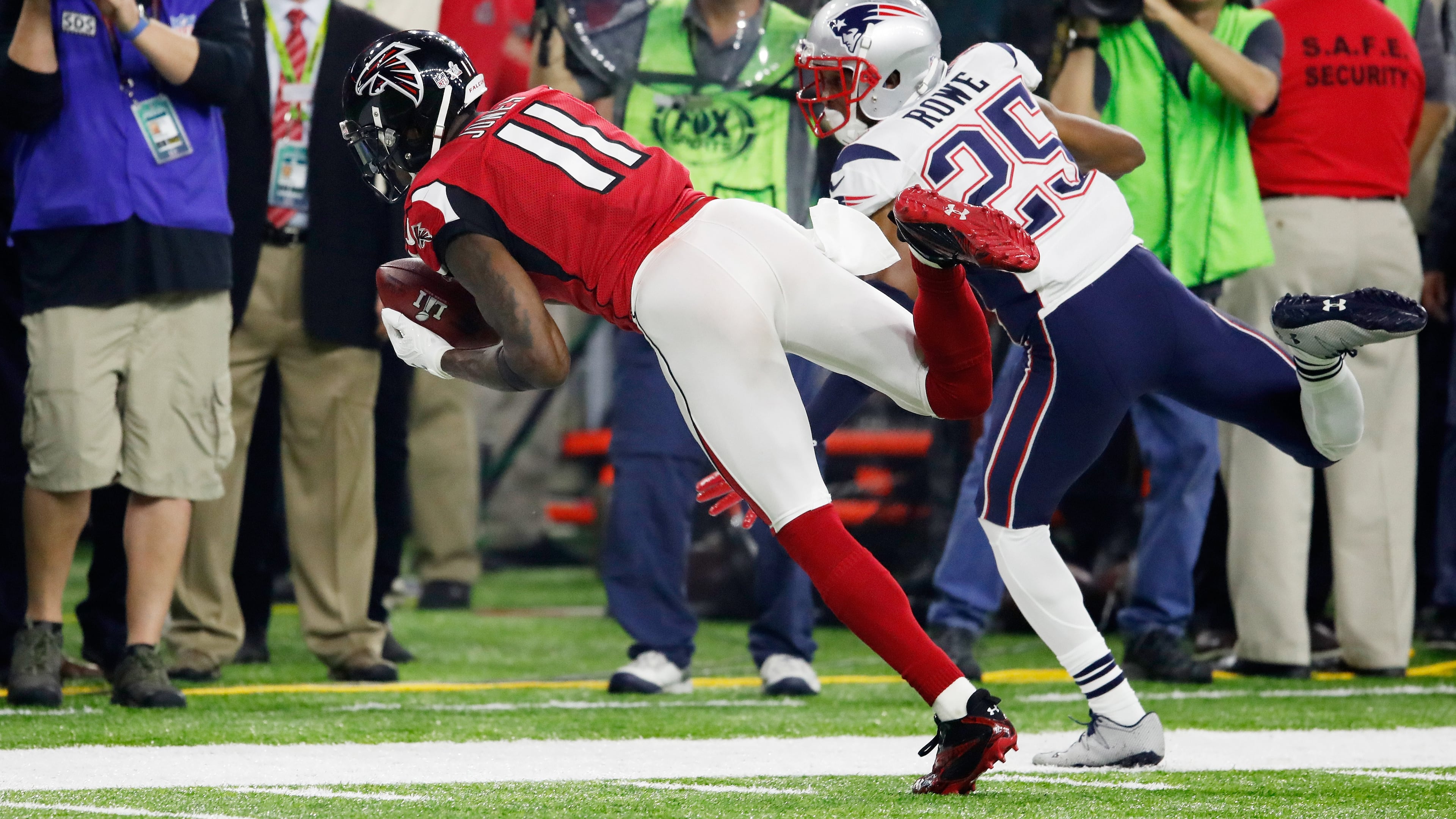 HOUSTON, TX - FEBRUARY 05: Julio Jones #11 of the Atlanta Falcons makes a catch over Eric Rowe #25 of the New England Patriots in the fourth quarter during Super Bowl 51 at NRG Stadium on February 5, 2017 in Houston, Texas. (Photo by Gregory Shamus/Getty Images)