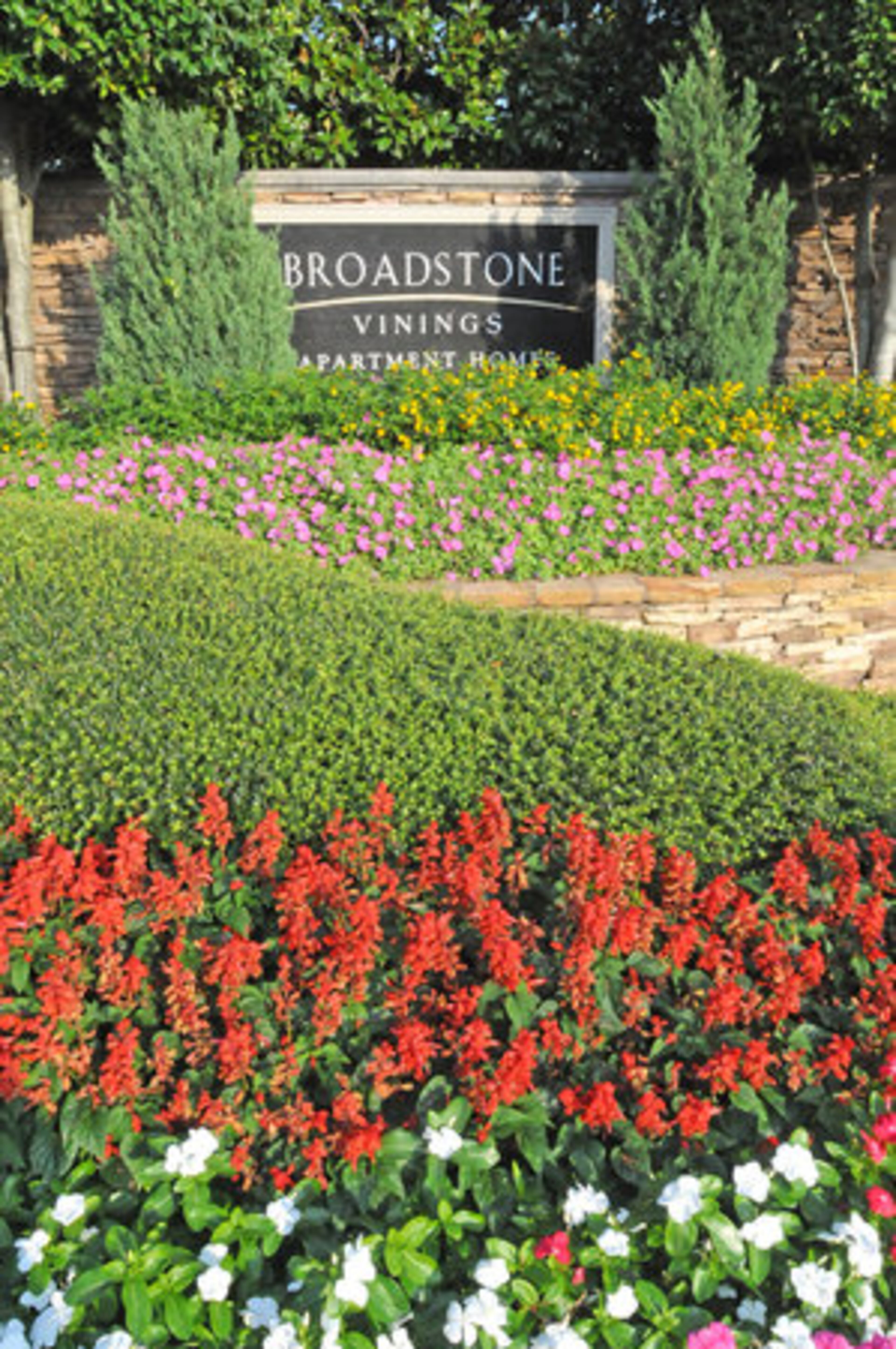Broadstone Vinings is an apartment community located on Cumberland Parkway, providing easy access to I-285 and I-75, and nearby shopping and dining options.