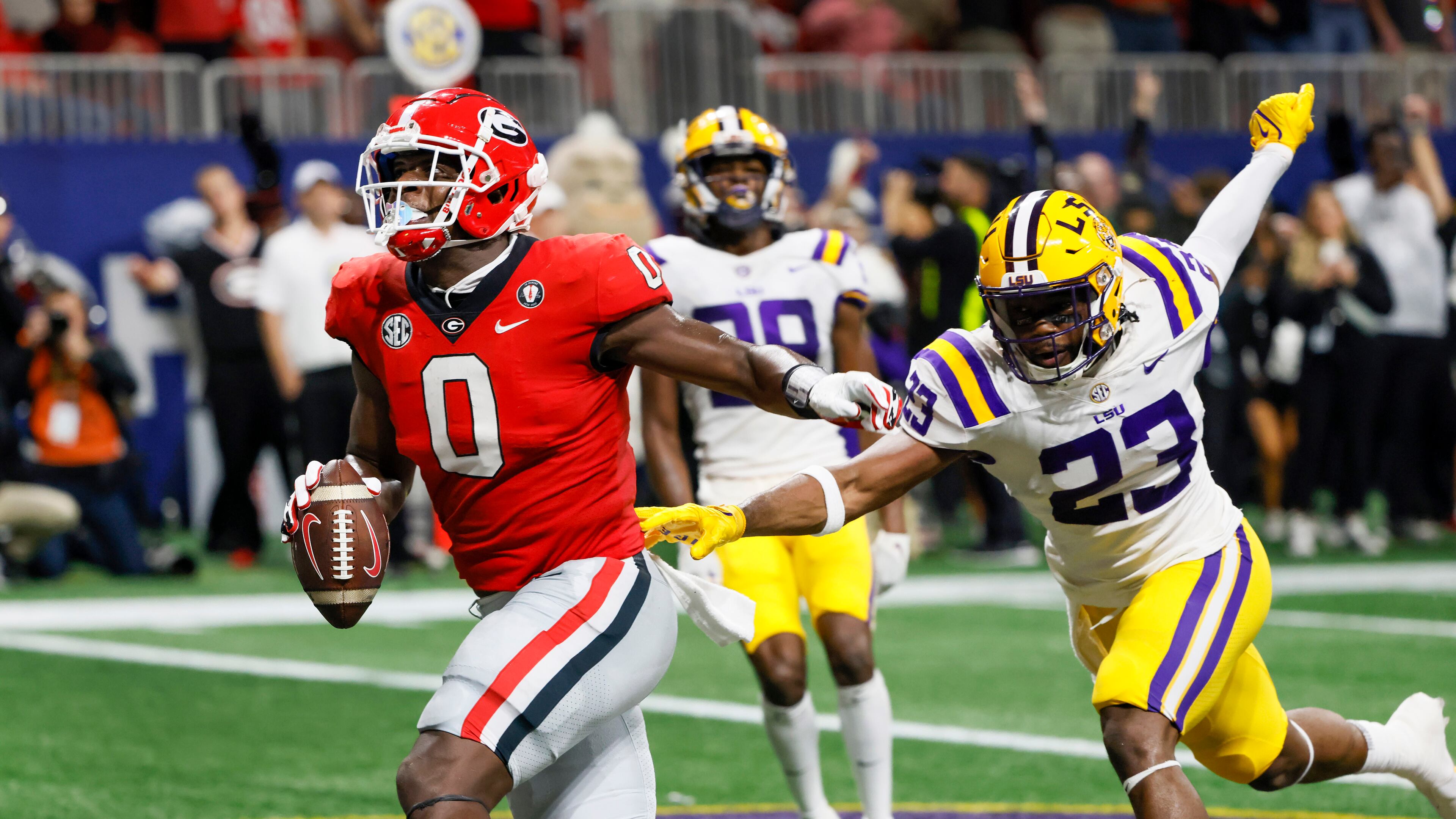 Georgia Bulldogs tight end Darnell Washington scores a touchdown against LSU. (Bob Andres / Bob Andres for the Atlanta Constitution)