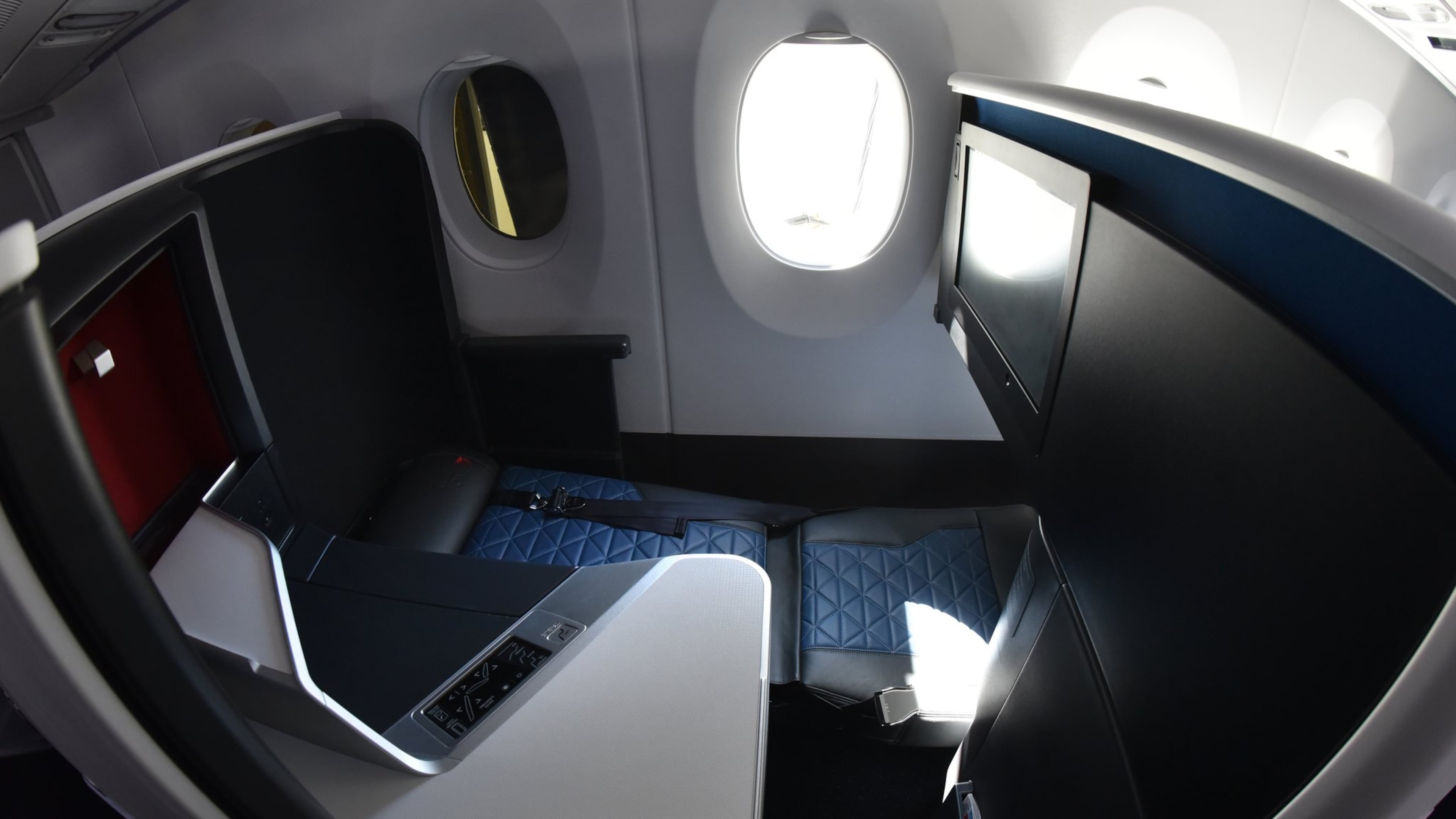 Delta One suite on the A350. Credit: HYOSUB SHIN / HSHIN@AJC.COM