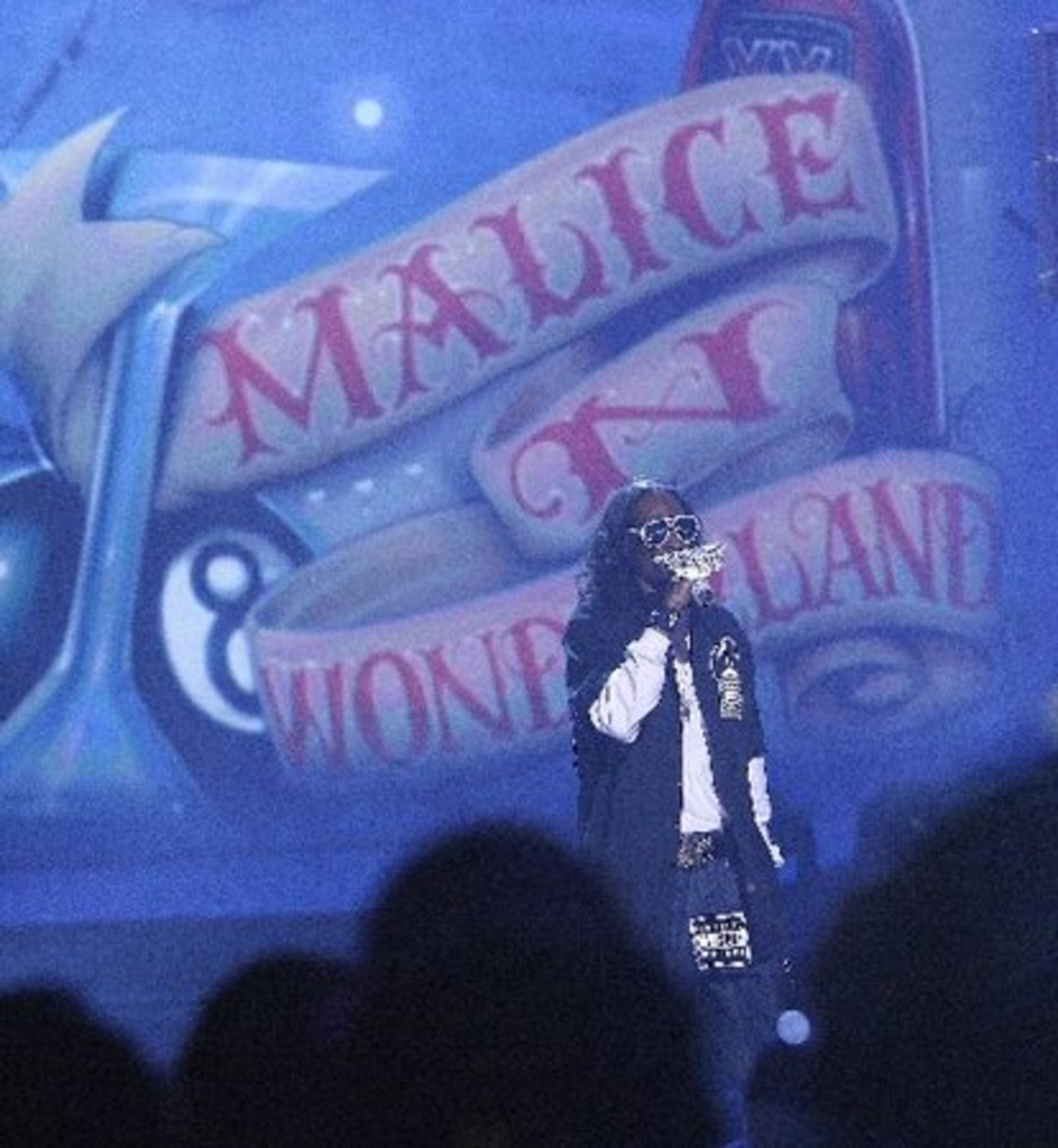 Snoop Dogg performs. Wonder if the new CD "Malice on Wonderland" is meant to time perfectly with Johnny Depp's new movie ("Alice on Wonderland"). PR machine at work?
