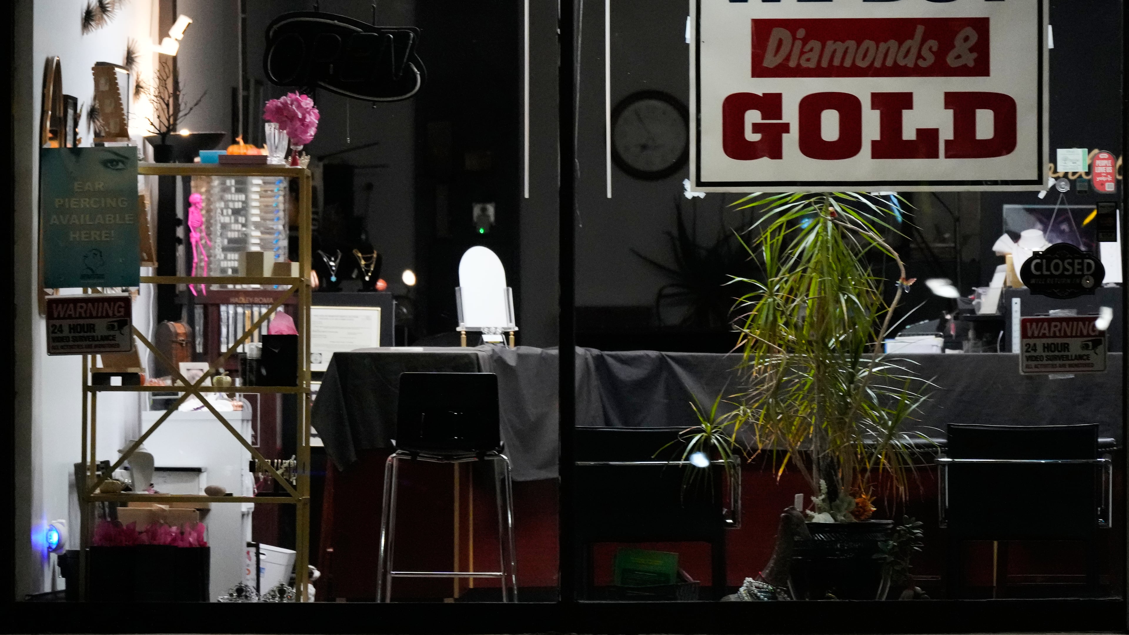 A "We buy gold" sign is displayed at a jewelry store in Morton Grove, Ill., Wednesday, Oct. 14, 2026. (AP Photo/Nam Y. Huh)