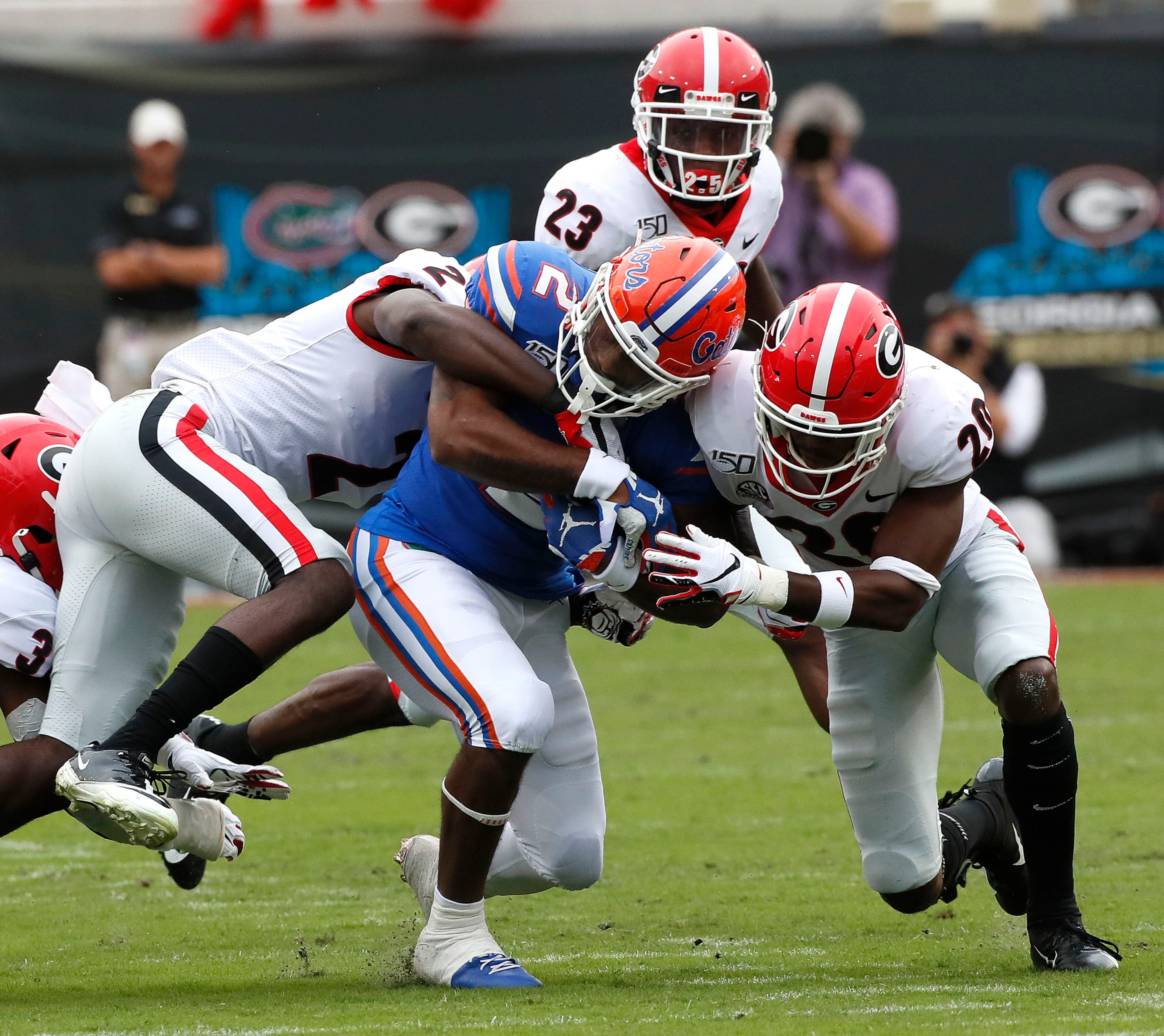 Georgia's defense stops Florida Gators running back Lamical Perine (2). BOB ANDRES / ROBERT.ANDRES@AJC.COM