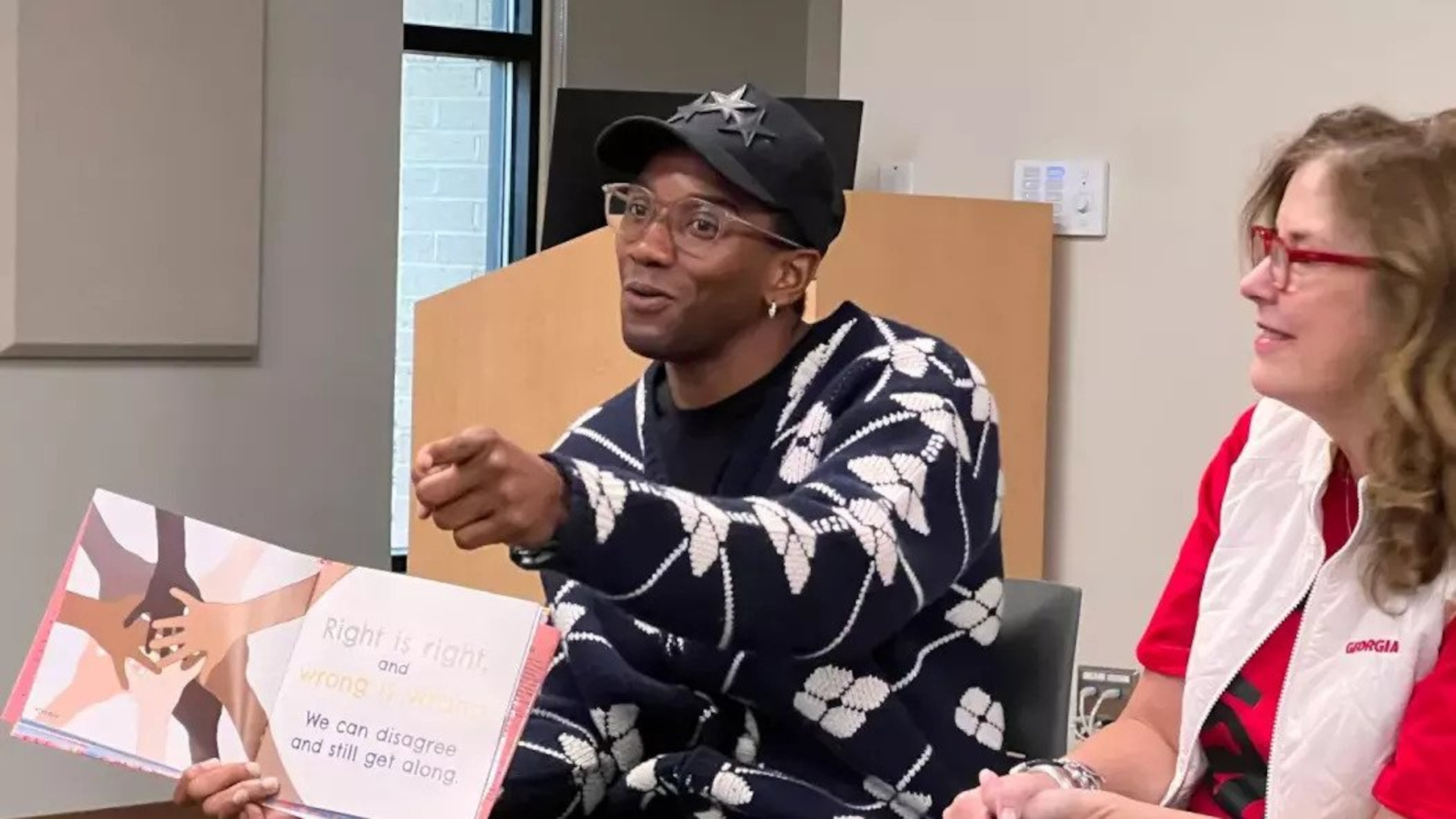Mitchell reads to children in Sandy Springs in 2023. (Claudia Strange/Fulton County Library System)