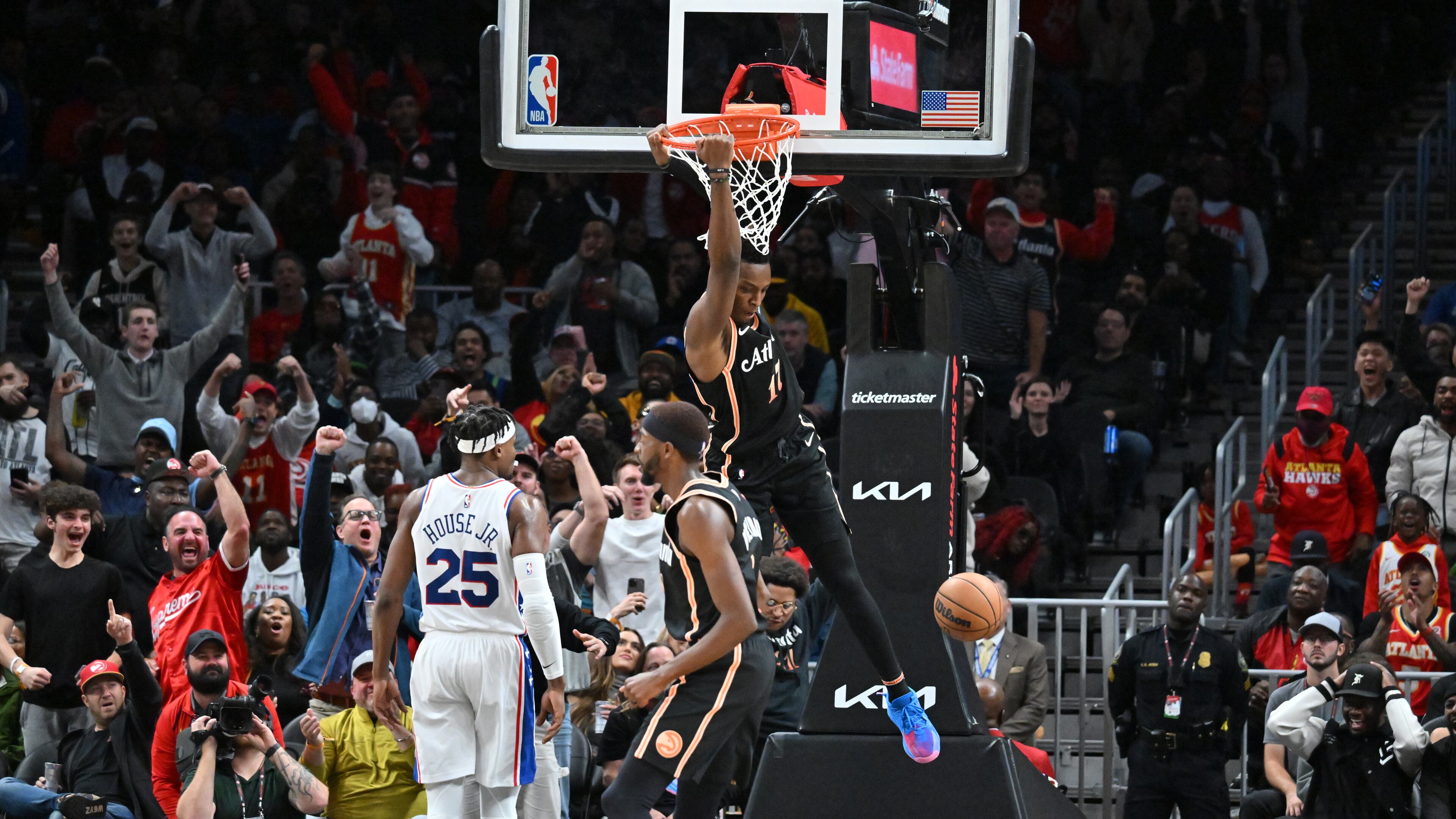 November 10, 2022 Atlanta - Atlanta Hawks' forward Onyeka Okongwu (17) dunks the ball during the second half in an NBA basketball game at State Farm Arena on Thursday, November 10, 2022. Atlanta Hawks won 104-95 over Philadelphia 76ers. (Hyosub Shin / Hyosub.Shin@ajc.com)