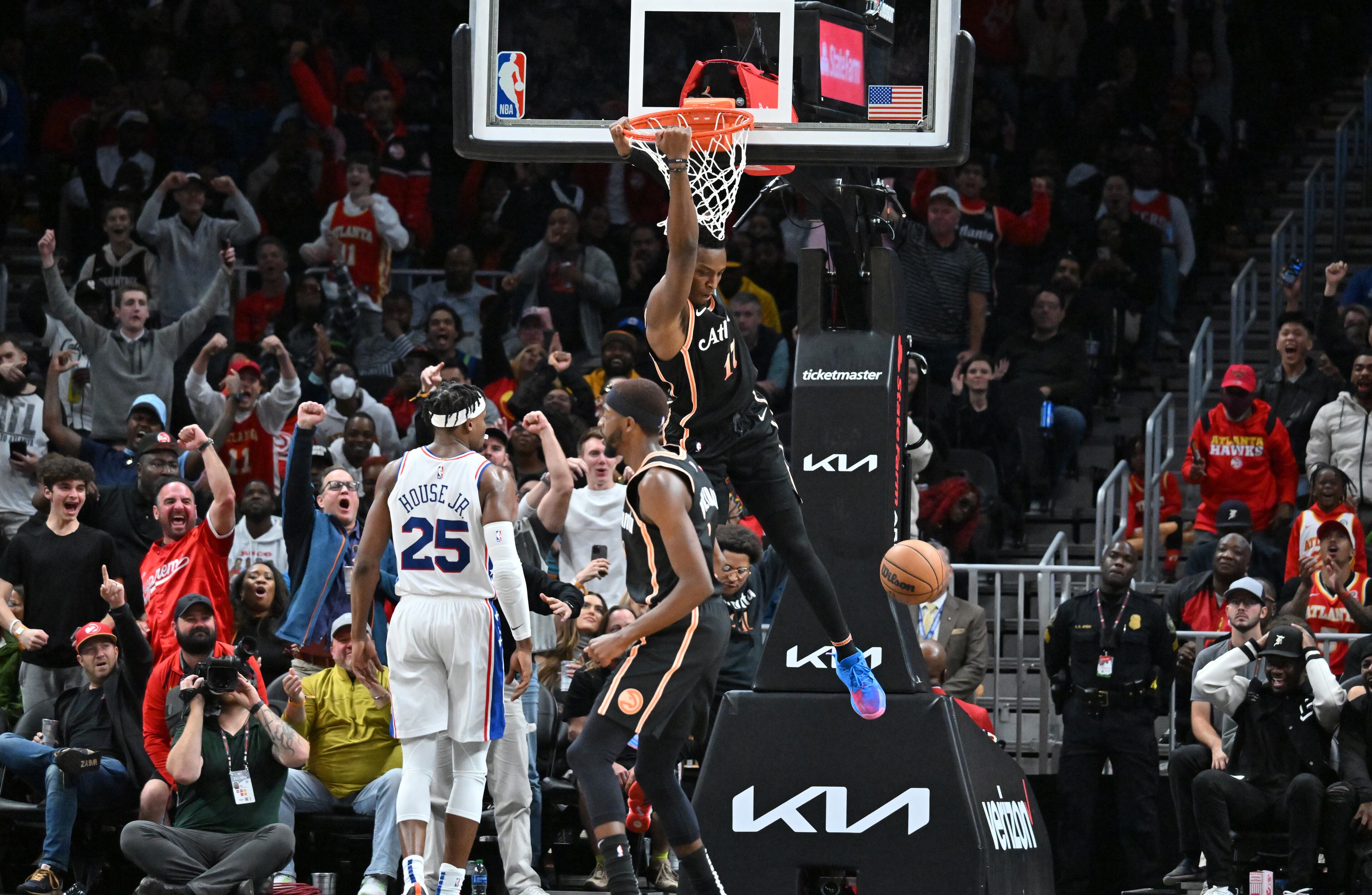 Hawks' Onyeka Okongwu (17) dunks the ball during the second half. (Hyosub Shin / Hyosub.Shin@ajc.com)