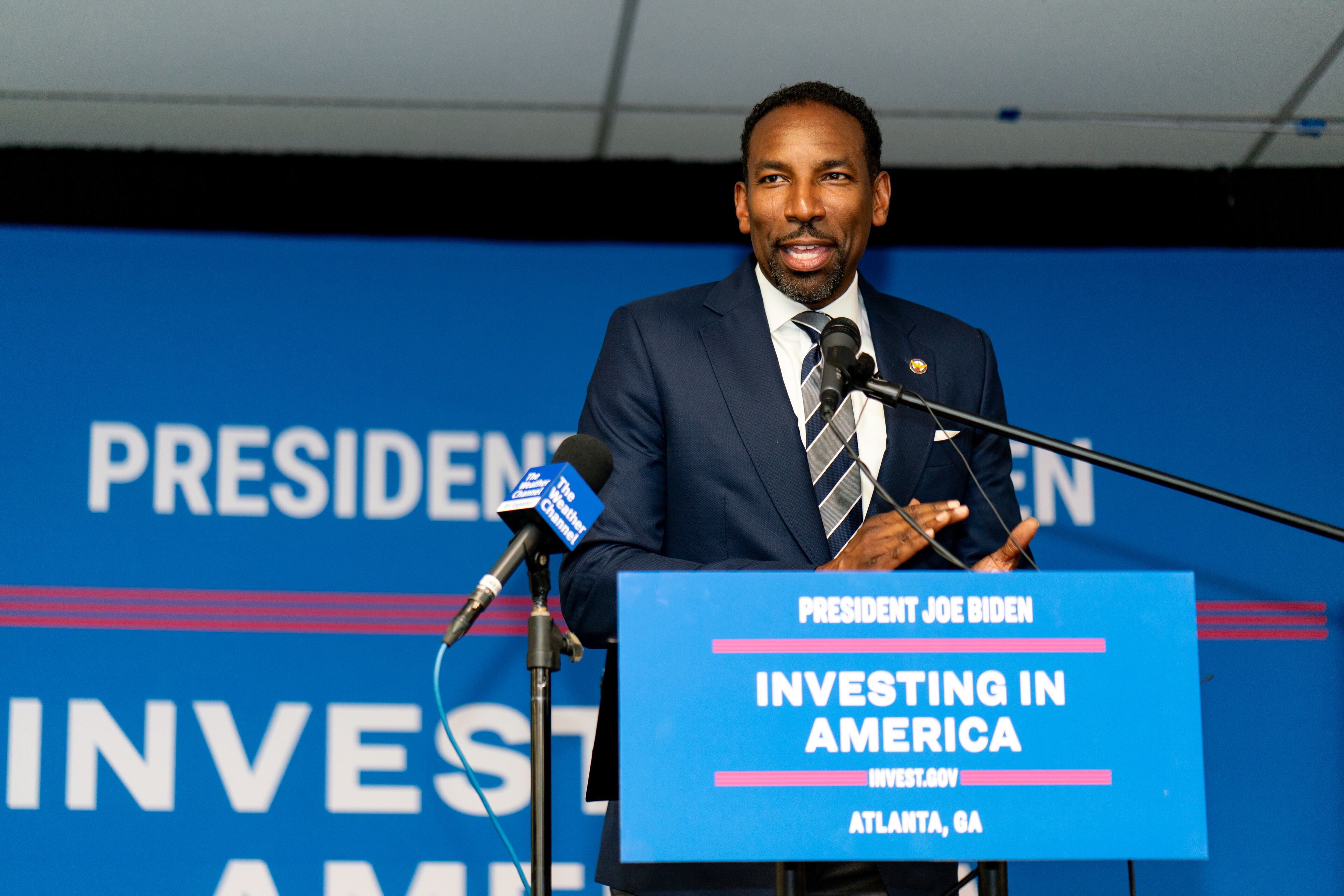 Atlanta Mayor Andre Dickens is joined Representative Nikema Williams and EPA administrator Michael Regan at the Vicars Community Center in West Atlanta. Leaders gathered to tour and speak about new solar panels and batteries installed via a federal grant. Wednesday, July 31, 2024 (Ben Hendren for the Atlanta Journal-Constitution)
